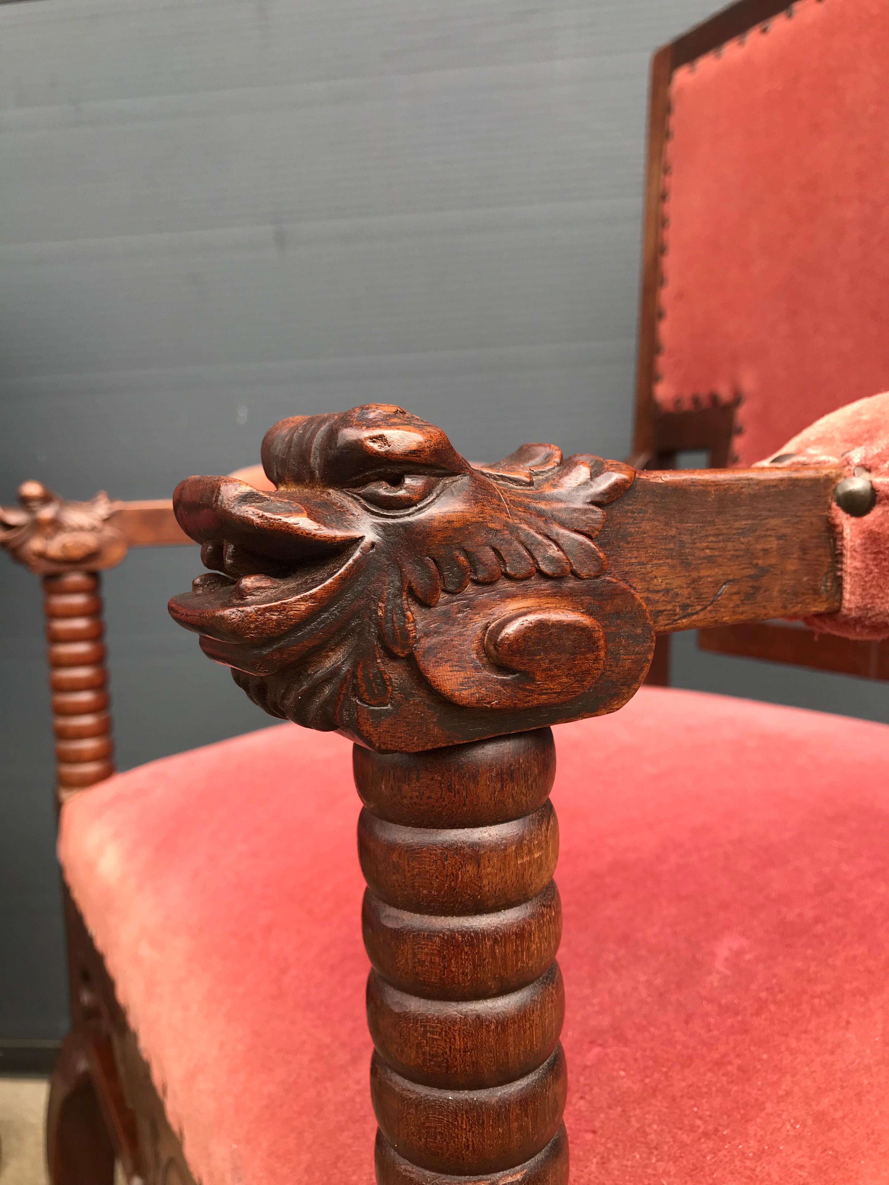 Unica ed elegante coppia di poltrone giapponesi con sculture di pesci e draghi. Sculture con braccioli a forma di pesce o drago in vendita 9