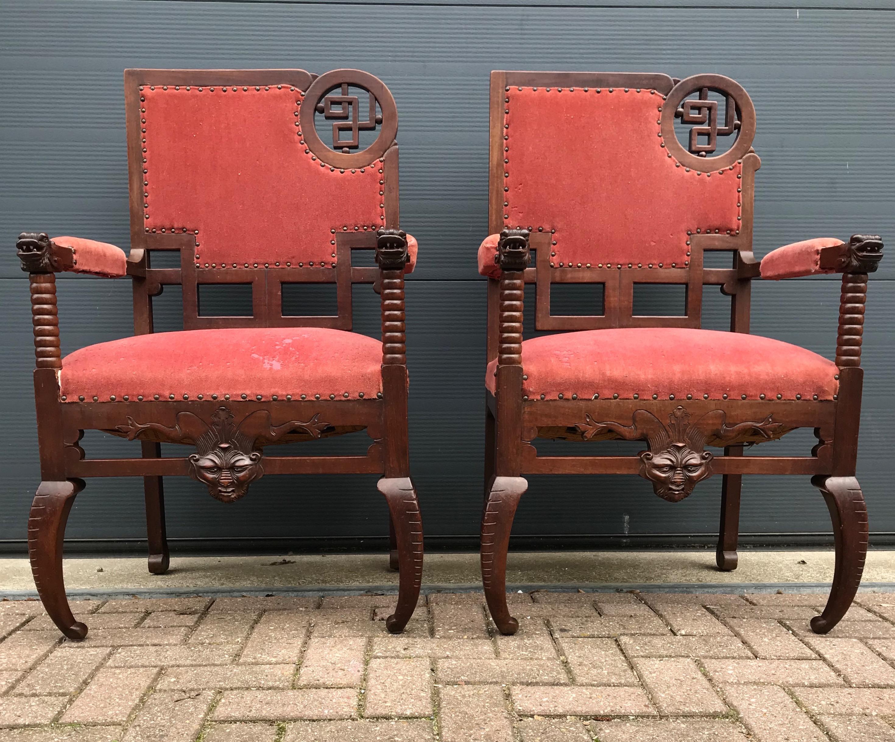 Beeindruckendes und sehr stilvolles Set handgefertigter Stühle aus den späten 1800er Jahren. 

Dieses seltene Stuhlpaar ist so stabil wie am ersten Tag und auch das markante Holz ist in gutem Zustand. Die massiven Hartholzrahmen dieser einzigartigen