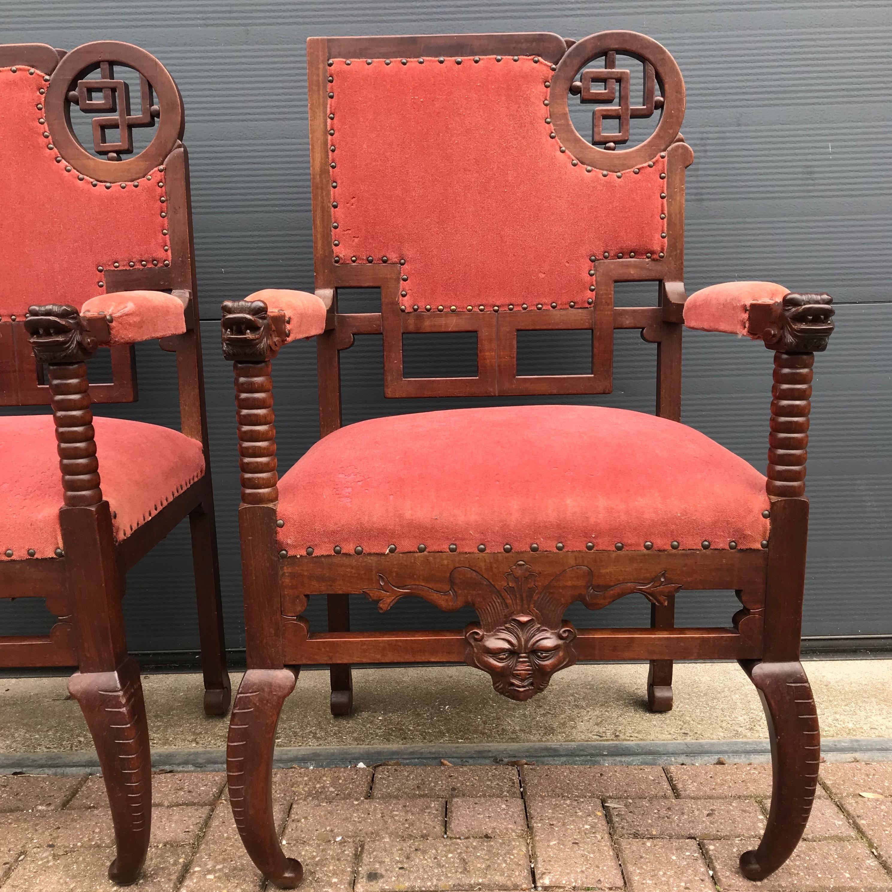 Jugendstil Paire de fauteuils japonais uniques et élégants avec sculptures d'accoudoirs en forme de poissons et de dragons en vente