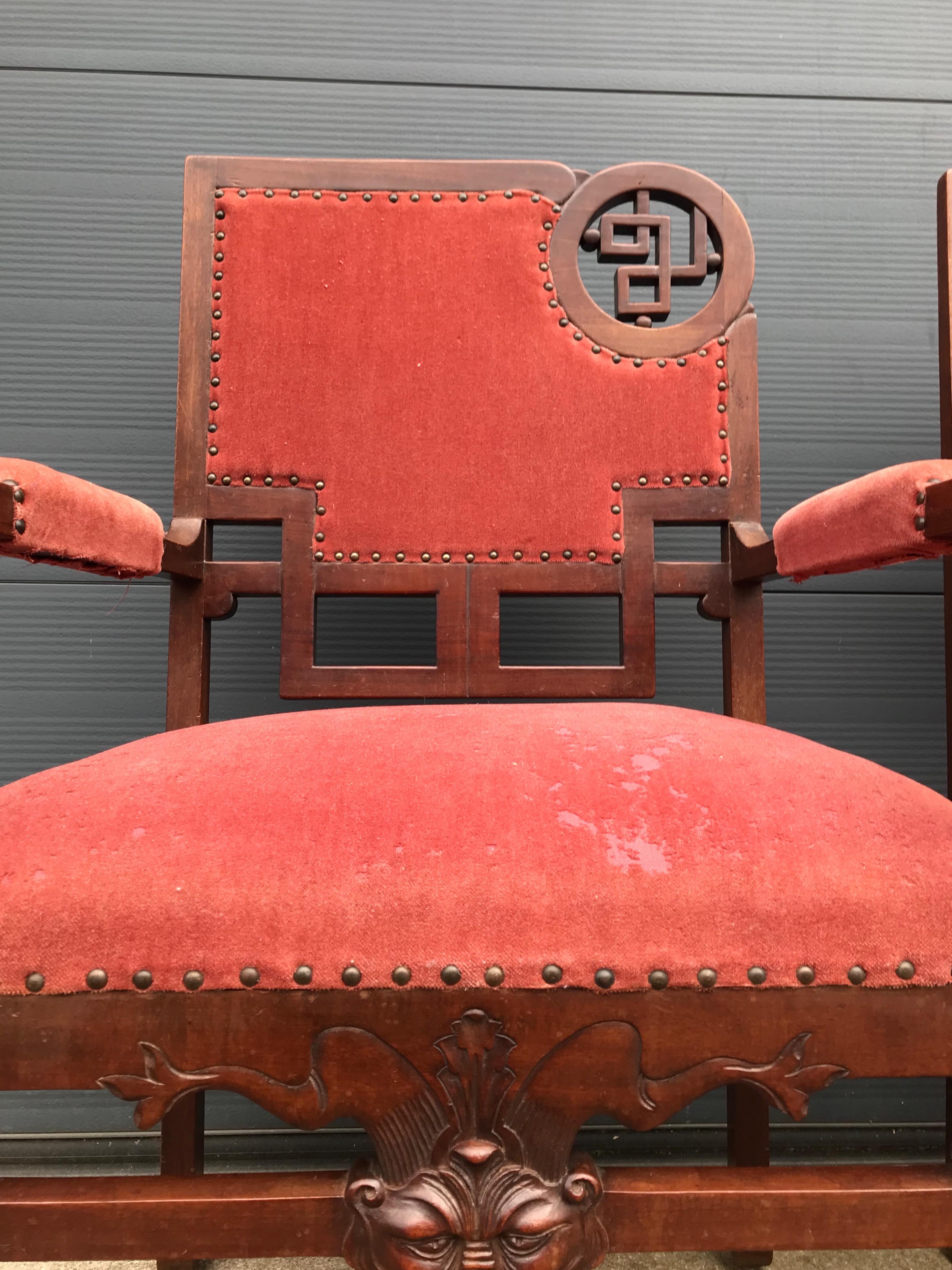 Einzigartiges und stilvolles Paar Japonisme-Sessel mit Fisch-/Drachen-Skulpturen, Paar (Handgeschnitzt) im Angebot