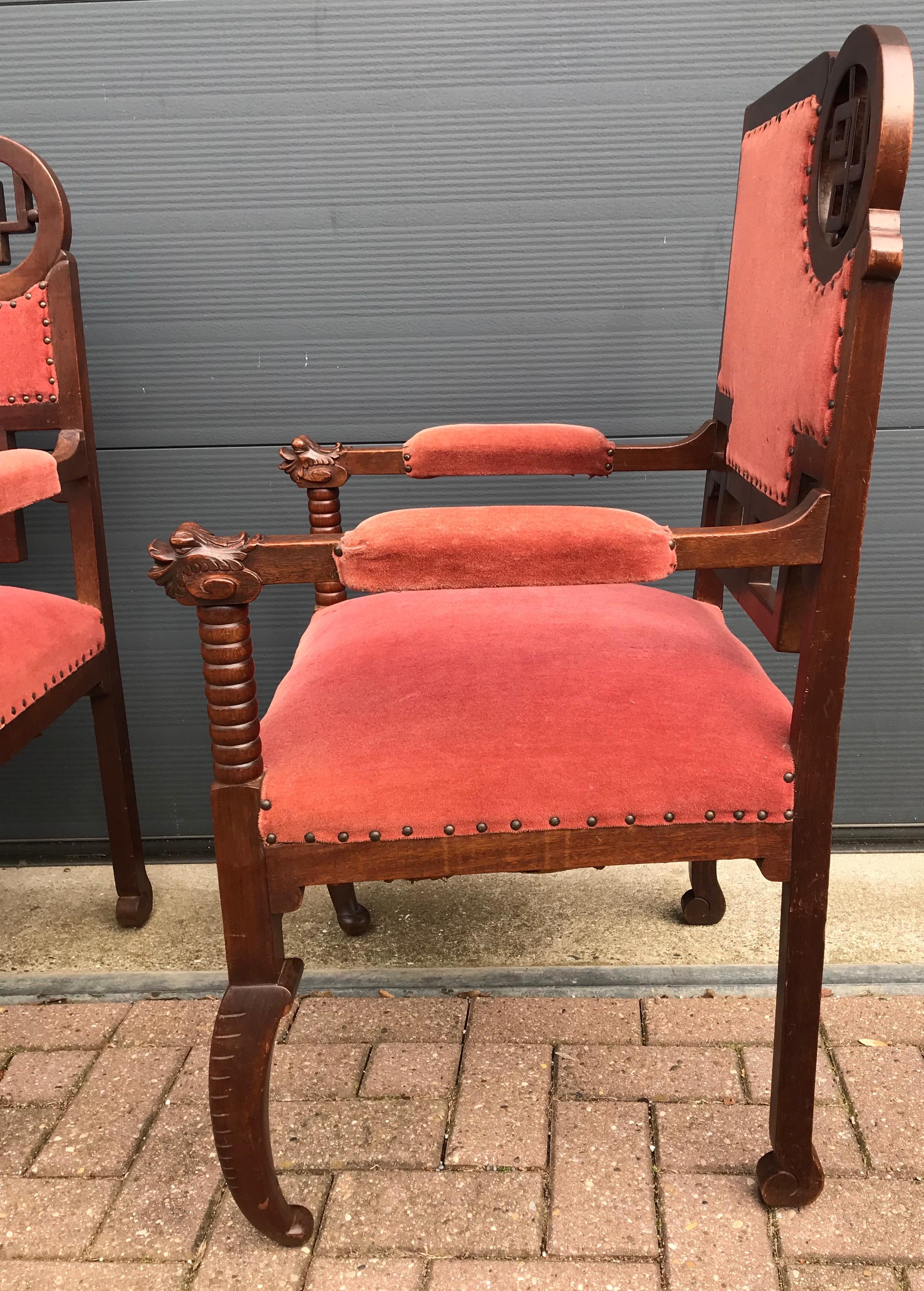 XIXe siècle Paire de fauteuils japonais uniques et élégants avec sculptures d'accoudoirs en forme de poissons et de dragons en vente