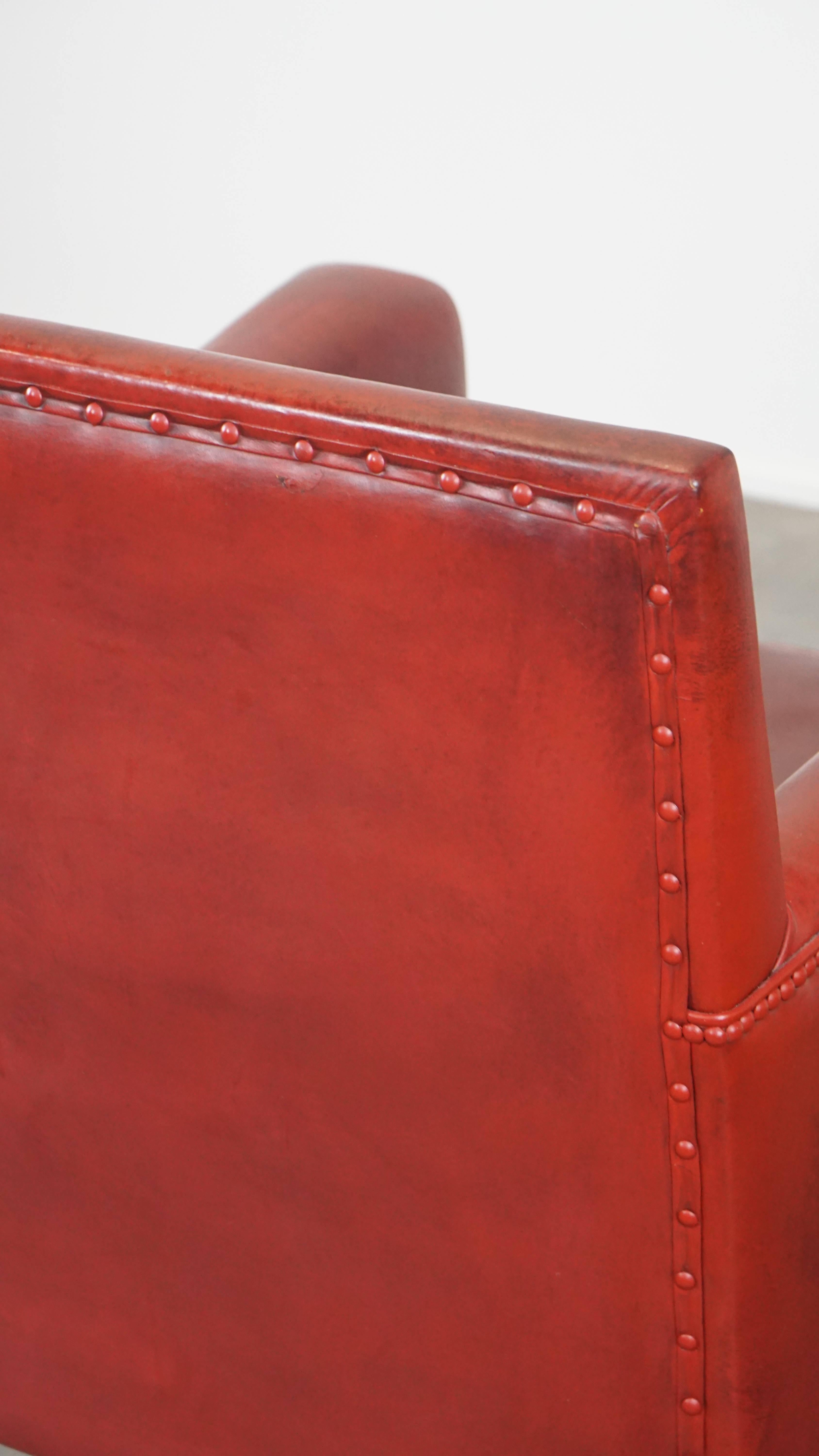Fauteuil unique et élégant en peau de mouton peinte en rouge en vente 4