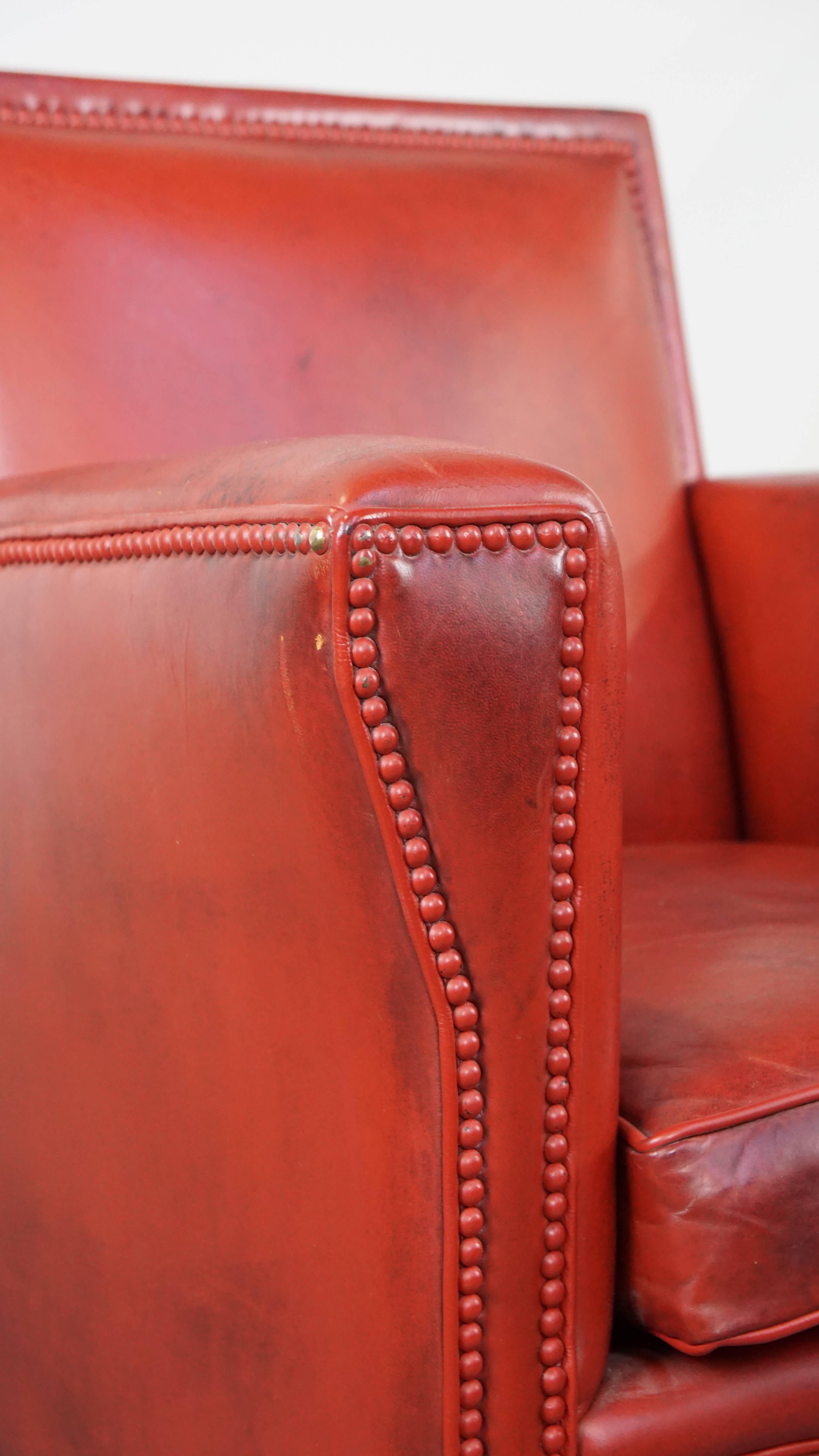 Fauteuil unique et élégant en peau de mouton peinte en rouge en vente 5