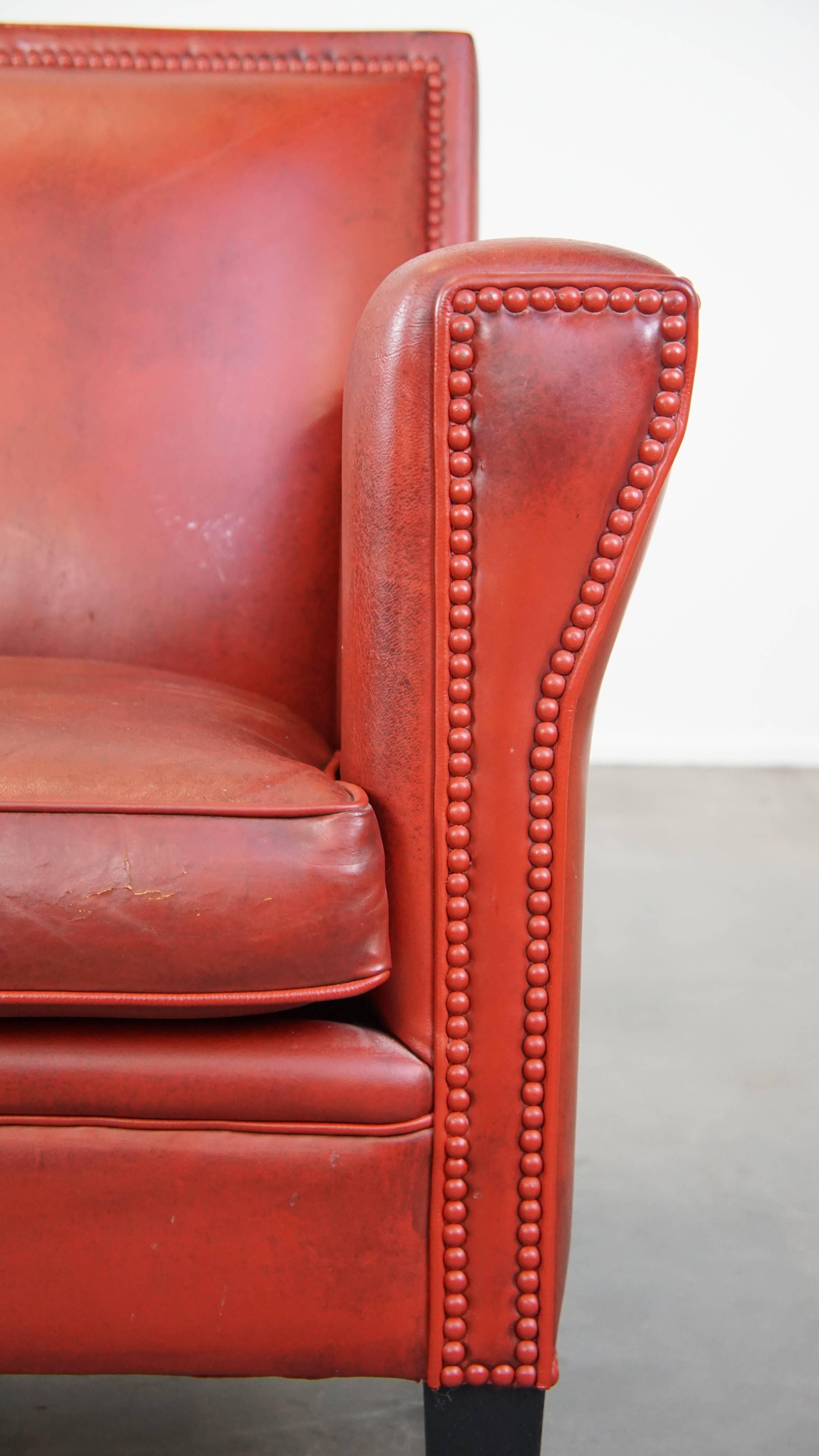 Fauteuil unique et élégant en peau de mouton peinte en rouge en vente 6