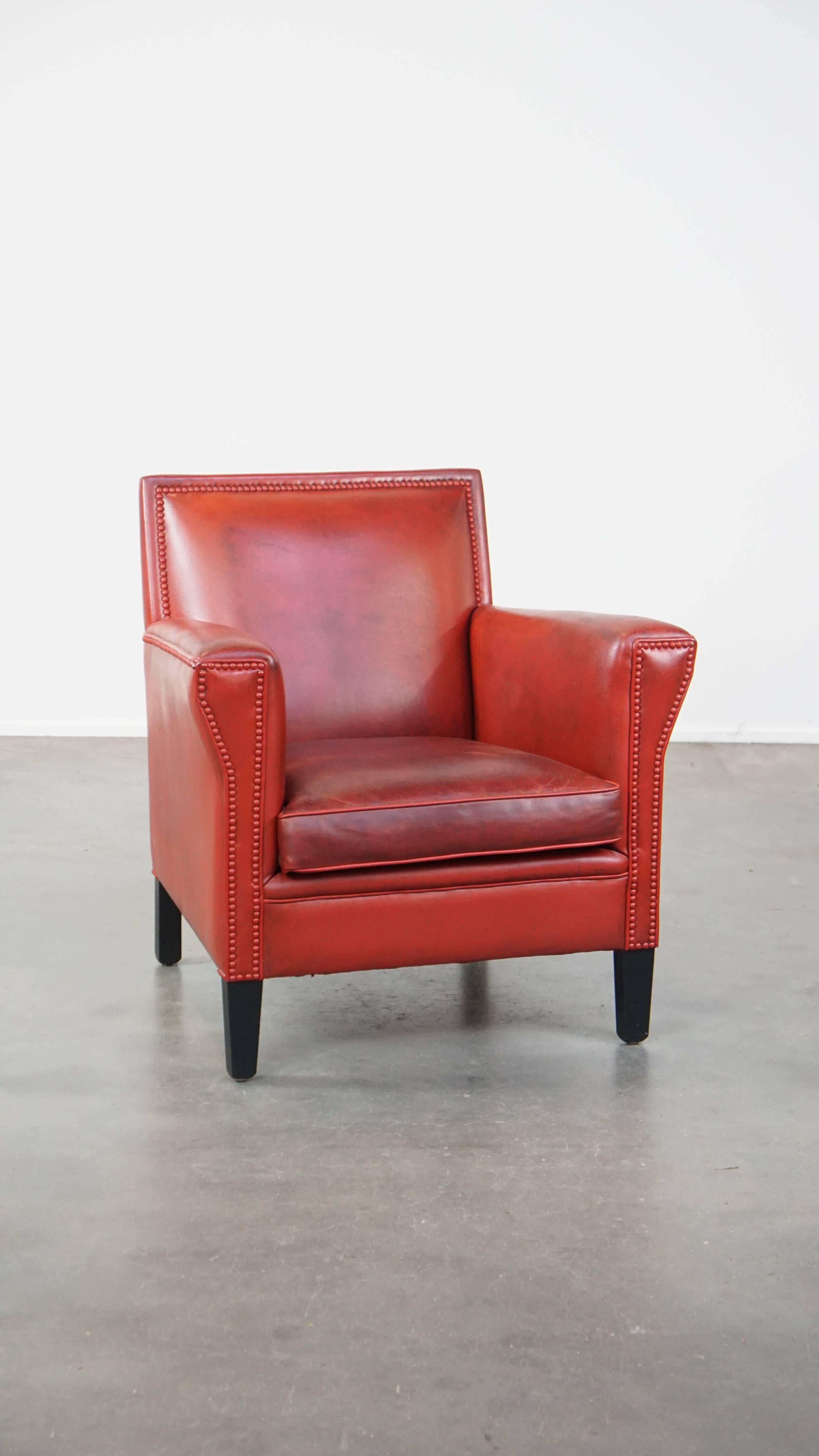 Fait main Fauteuil unique et élégant en peau de mouton peinte en rouge en vente