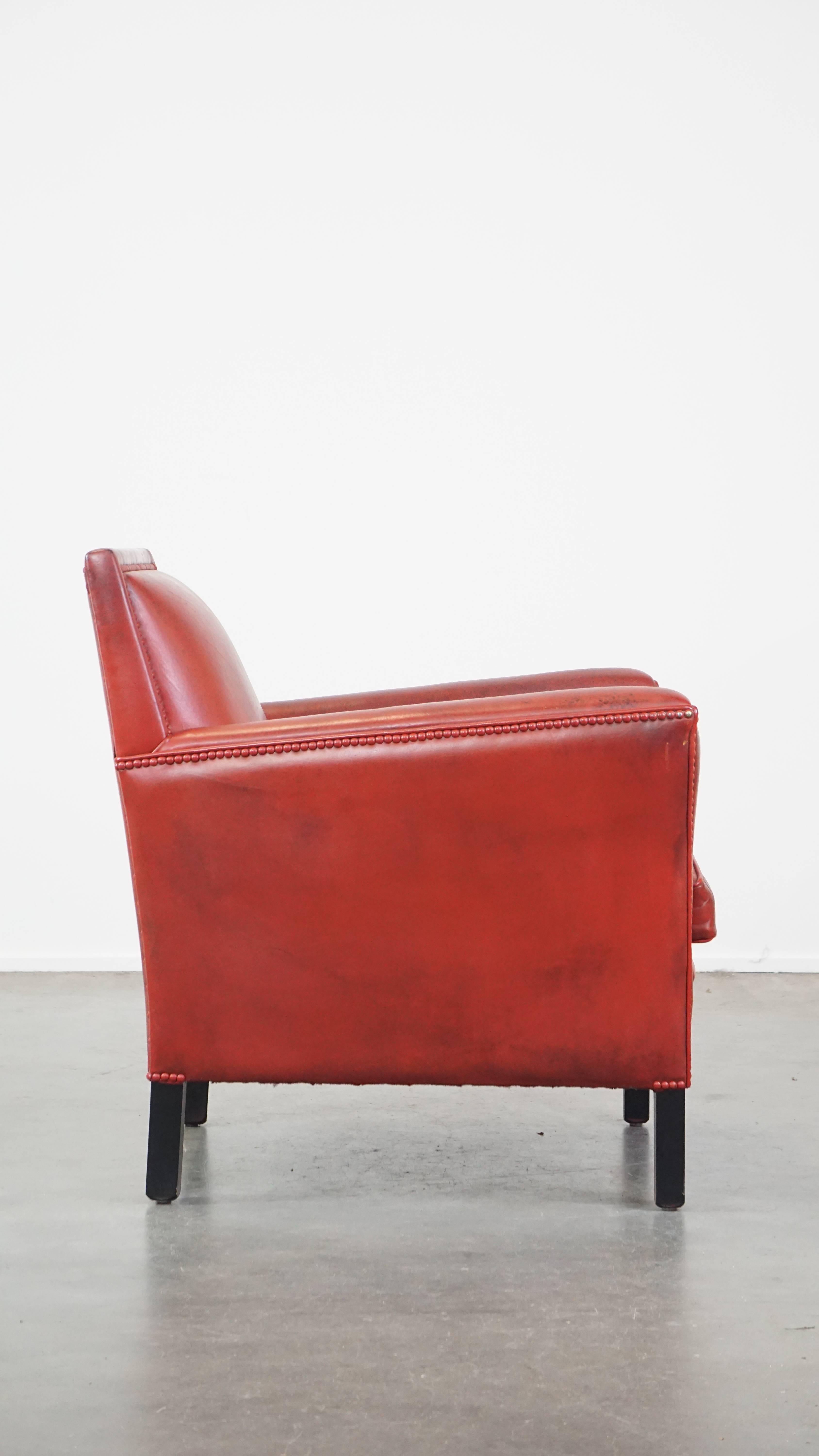 Fauteuil unique et élégant en peau de mouton peinte en rouge Bon état - En vente à Harderwijk, NL