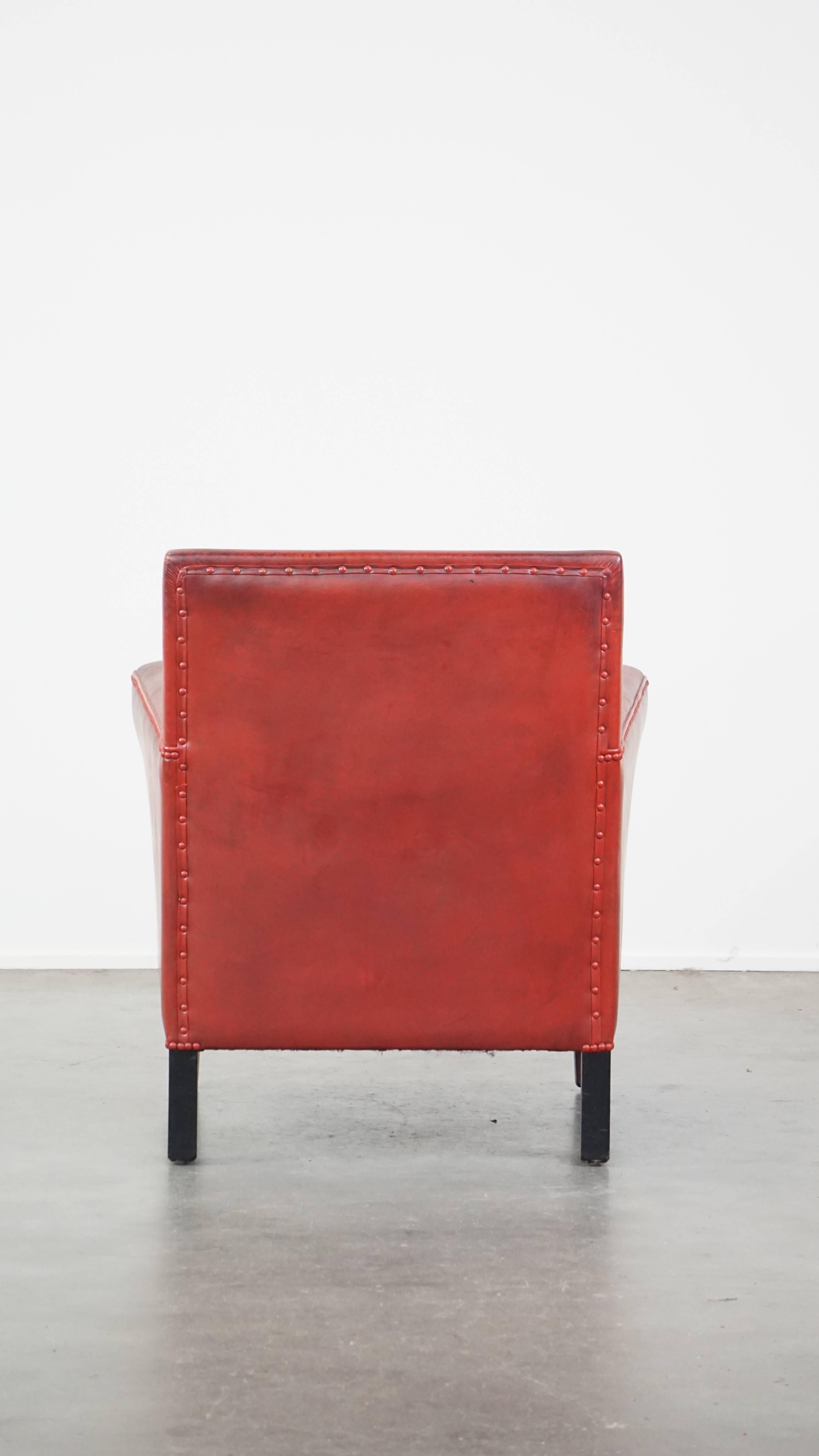 20ième siècle Fauteuil unique et élégant en peau de mouton peinte en rouge en vente