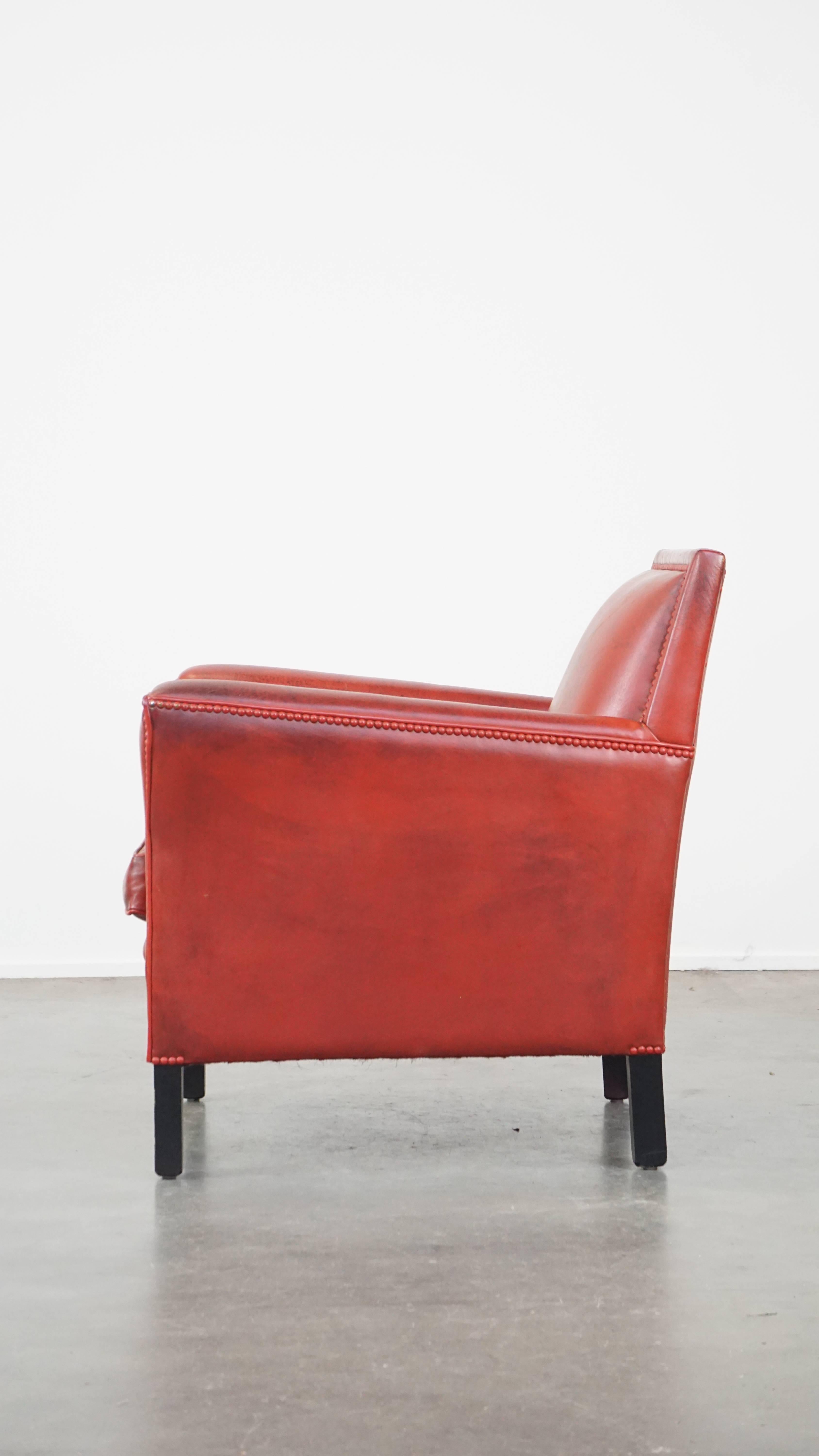 Cuir de mouton Fauteuil unique et élégant en peau de mouton peinte en rouge en vente