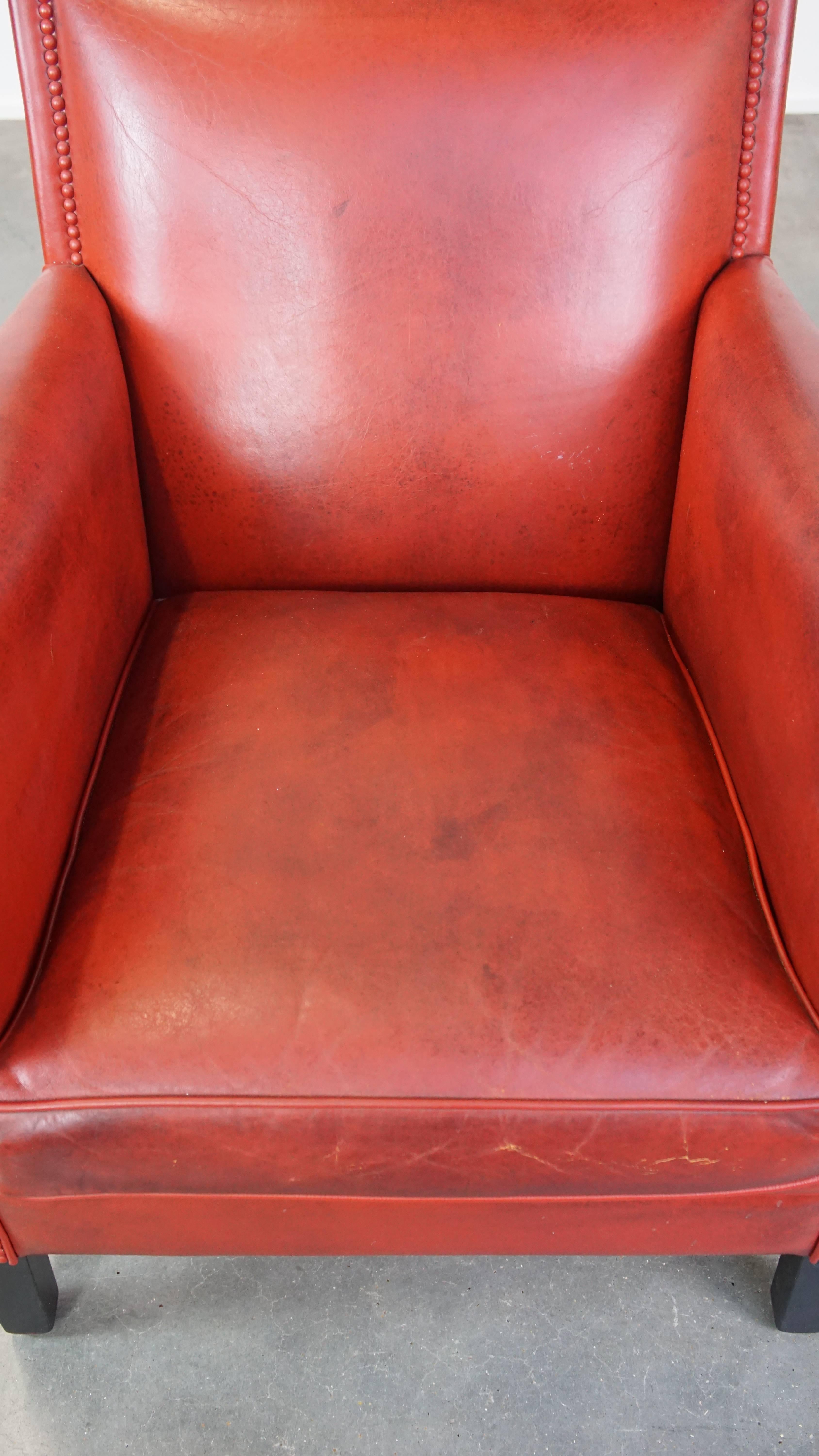 Fauteuil unique et élégant en peau de mouton peinte en rouge en vente 1
