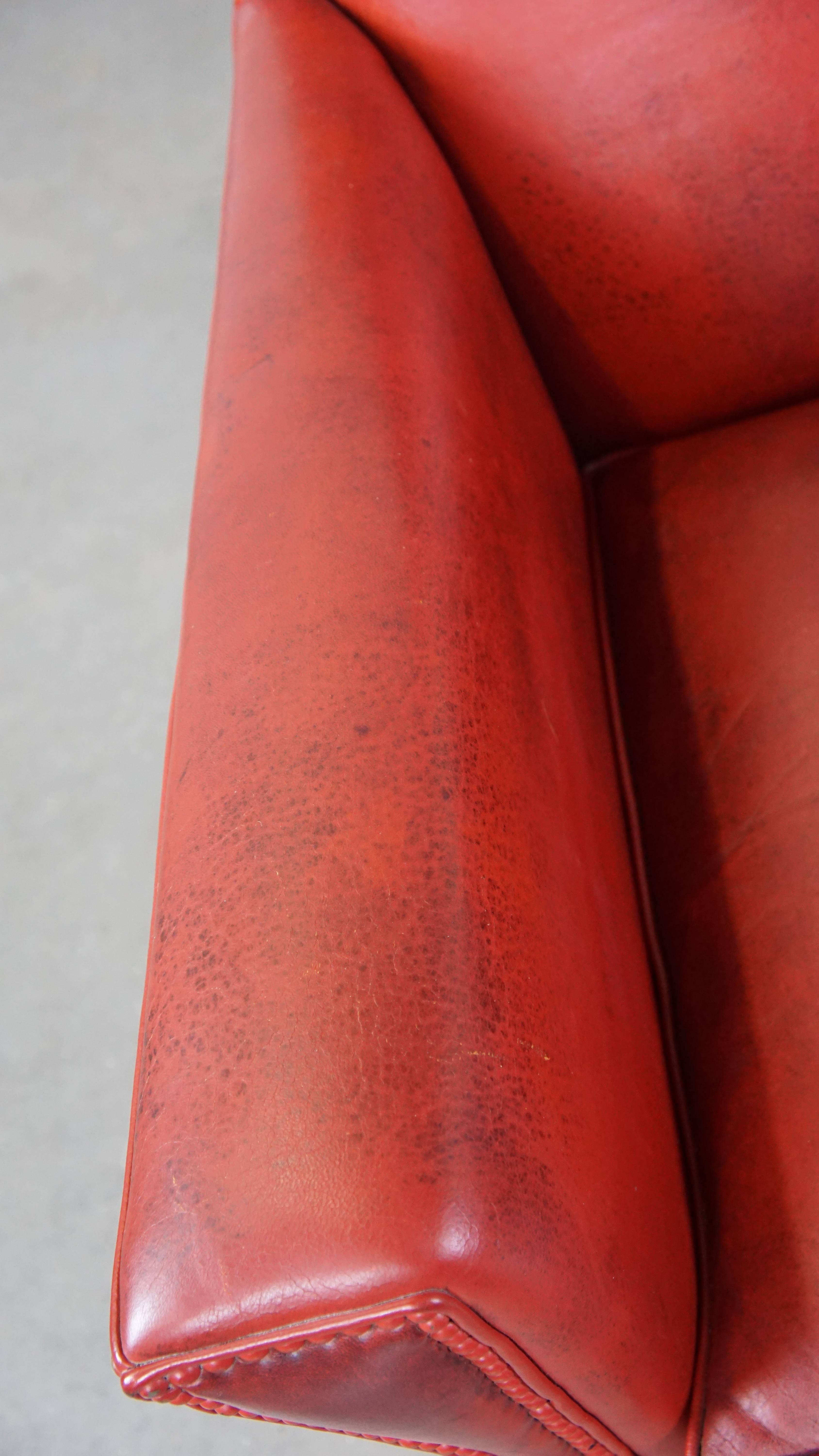 Fauteuil unique et élégant en peau de mouton peinte en rouge en vente 2