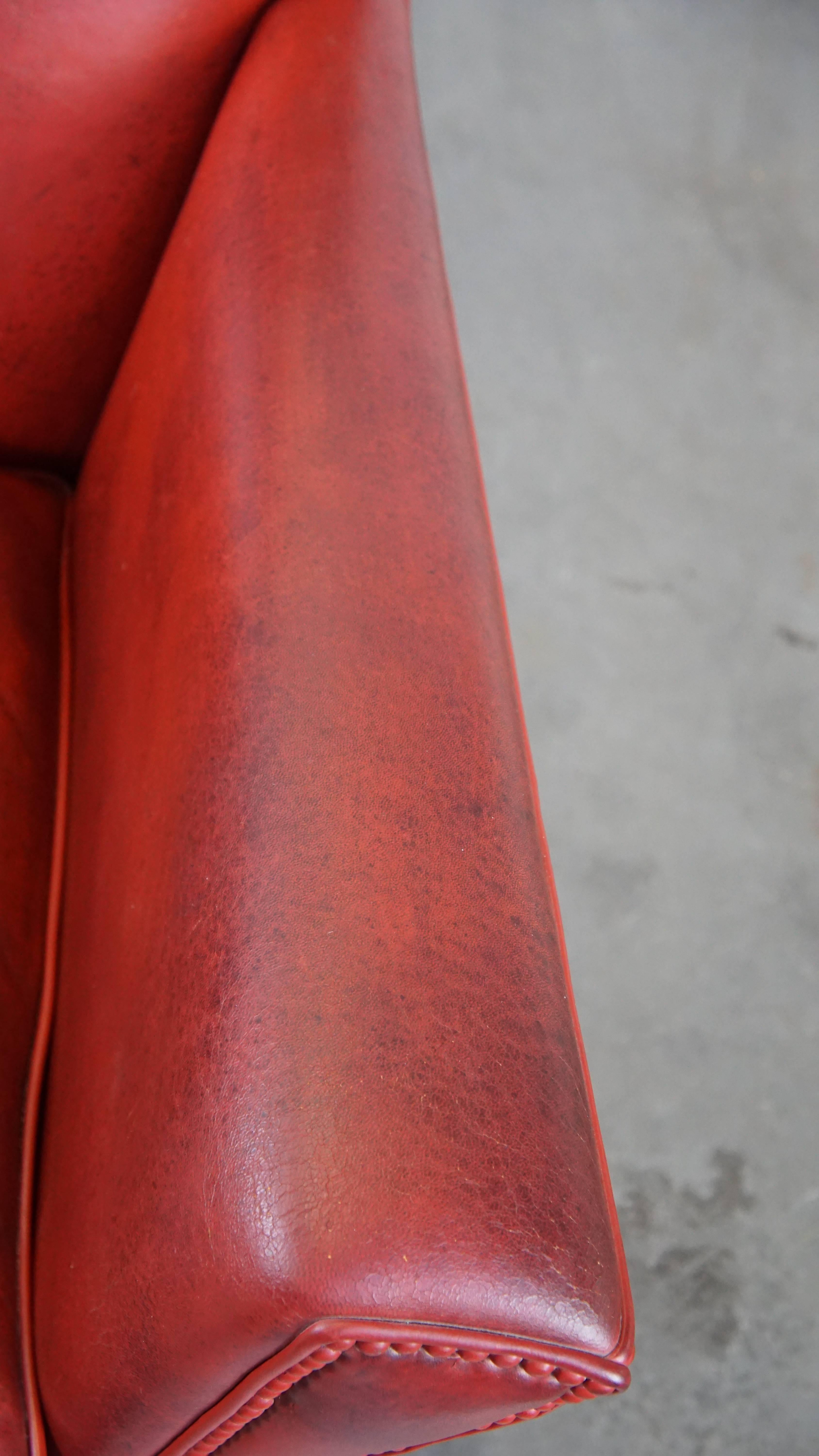 Fauteuil unique et élégant en peau de mouton peinte en rouge en vente 3