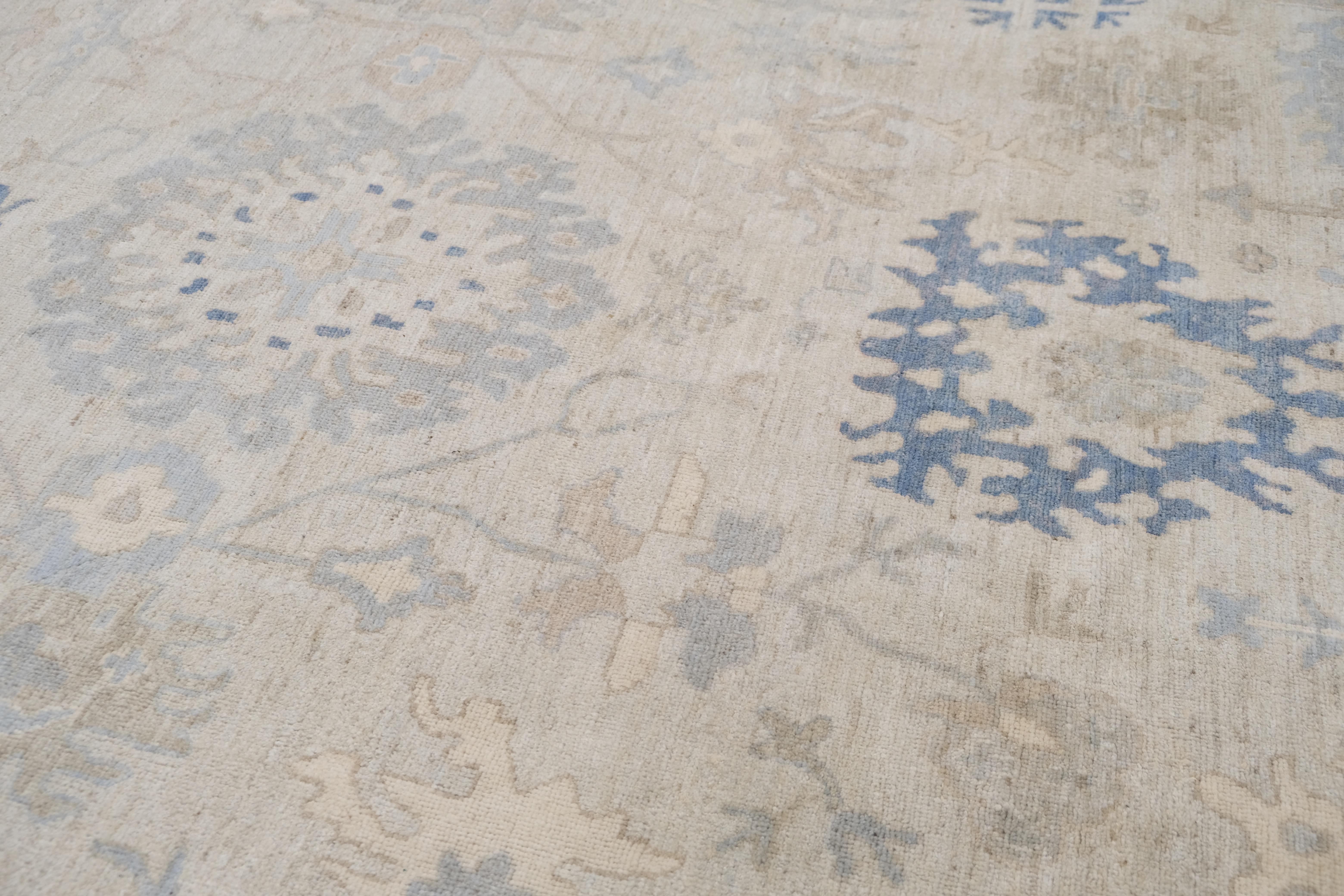 Einzigartiger, subtil gemusterter Oushak-Wollteppich 9'2''x12'2'' (Handgeknüpft) im Angebot