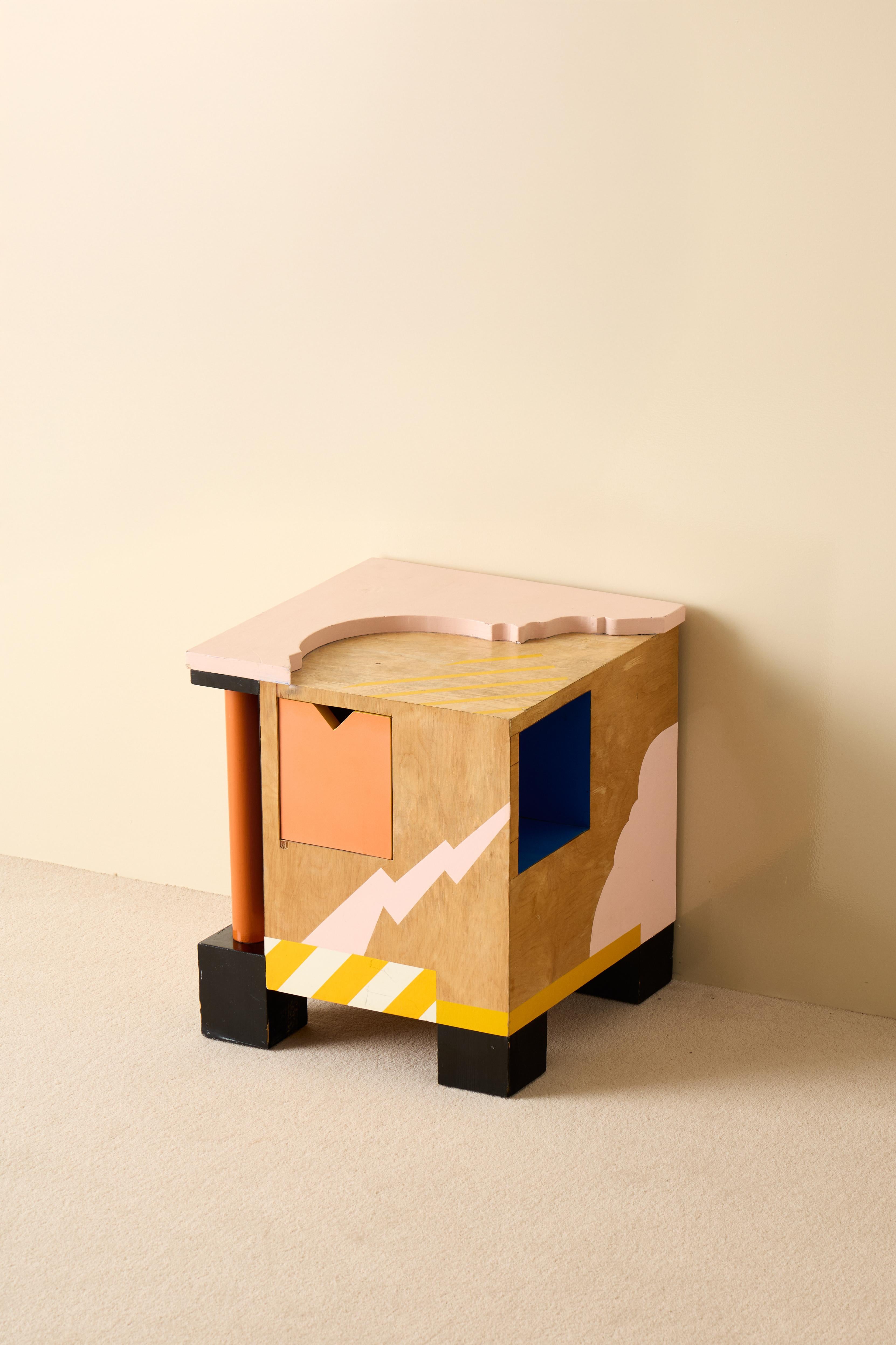 Table unique sculpturale en couleurs polychromes par Ernst Lohse. Revendu par Illums Bolighus vers 1987.
Une table similaire dans d'autres couleurs a été exposée à la Maison du Danemark à Paris.
