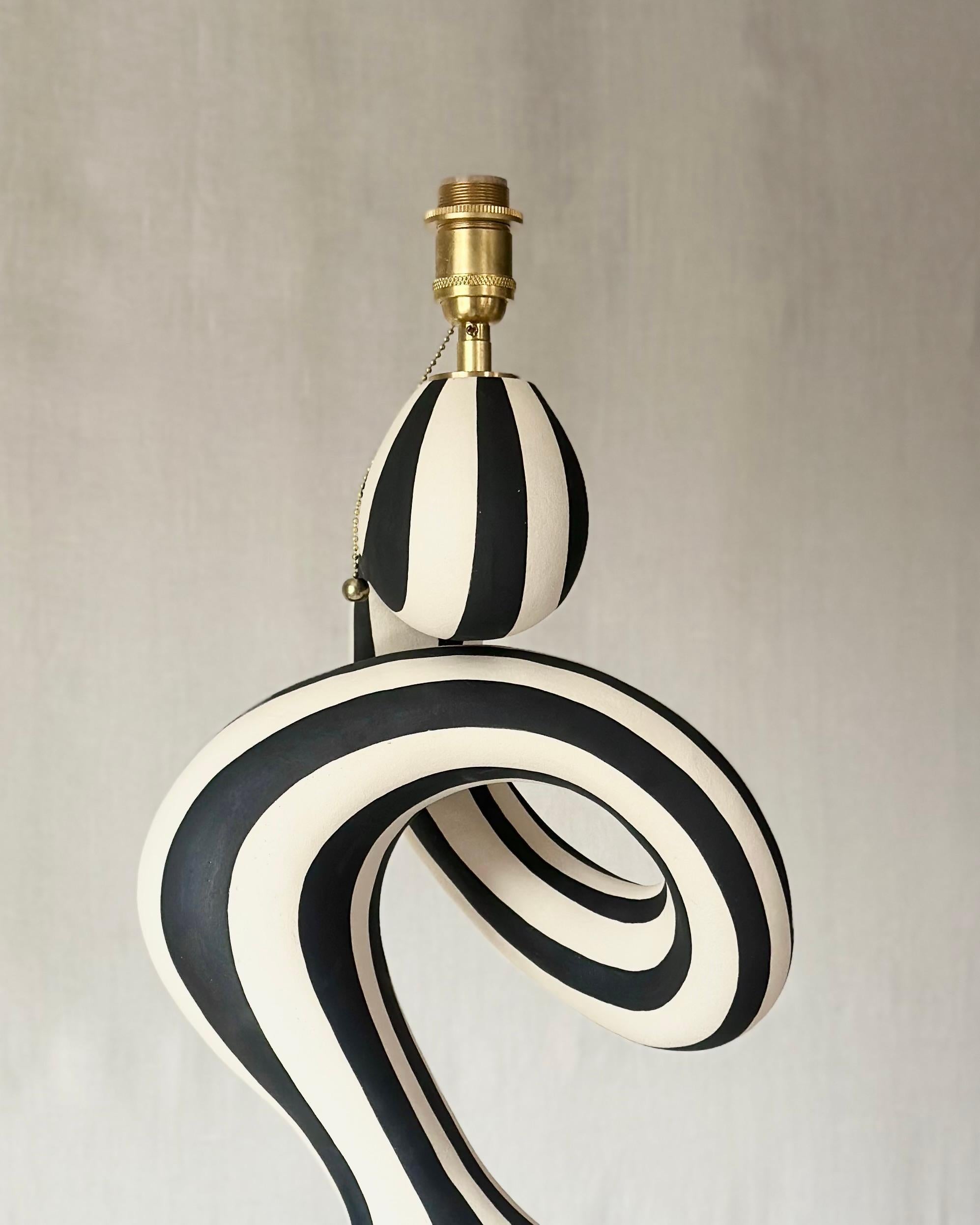 Unique table lamp - handcrafted by ceramic artist Jossolini In New Condition For Sale In Oslo, NO