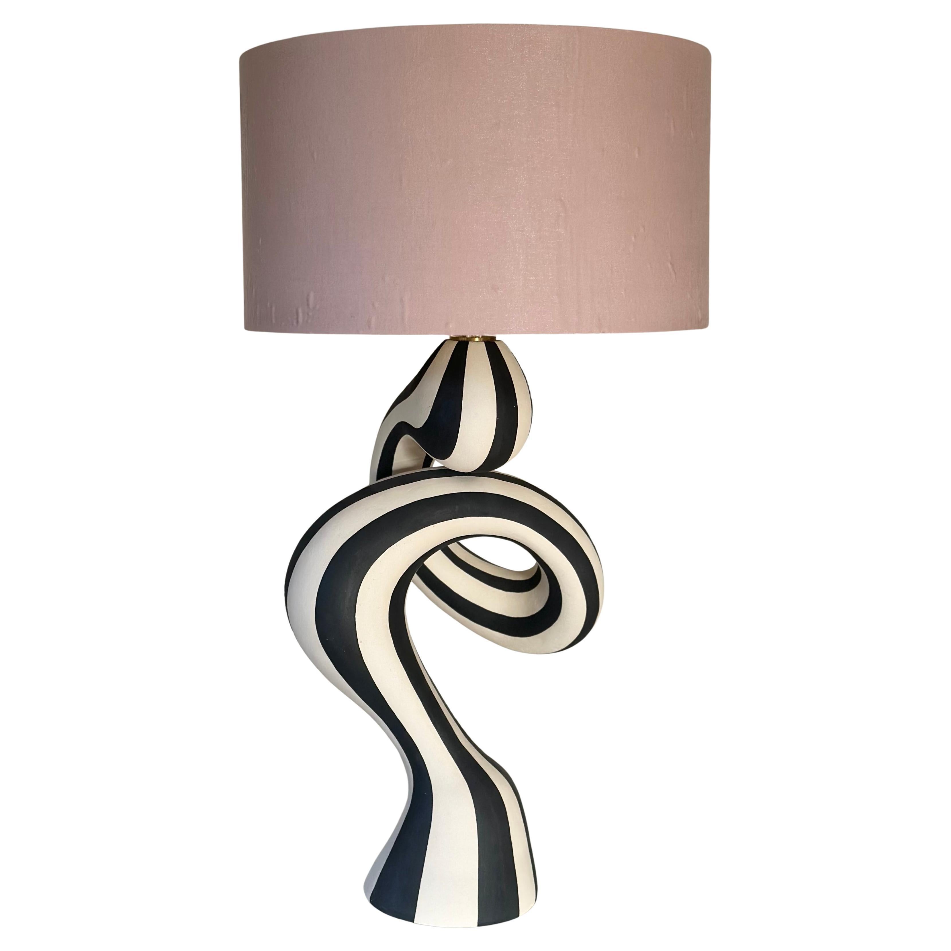 Lampe de table unique, fabriquée à la main par l
artiste céramiste Jossolini en vente