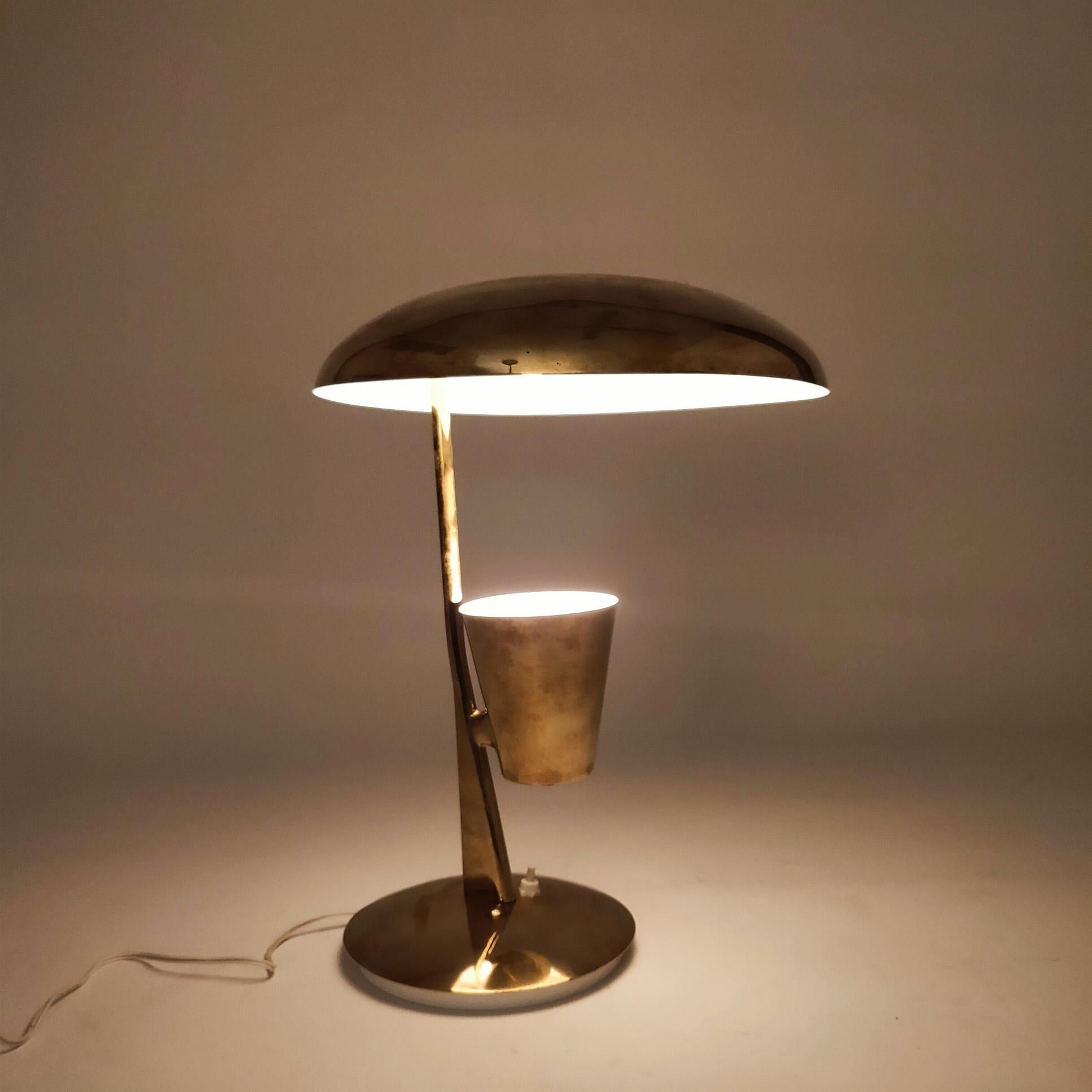 Metallo Lampada da tavolo unica nello stile di Oscar Torlasco, Italia, anni '50 in vendita