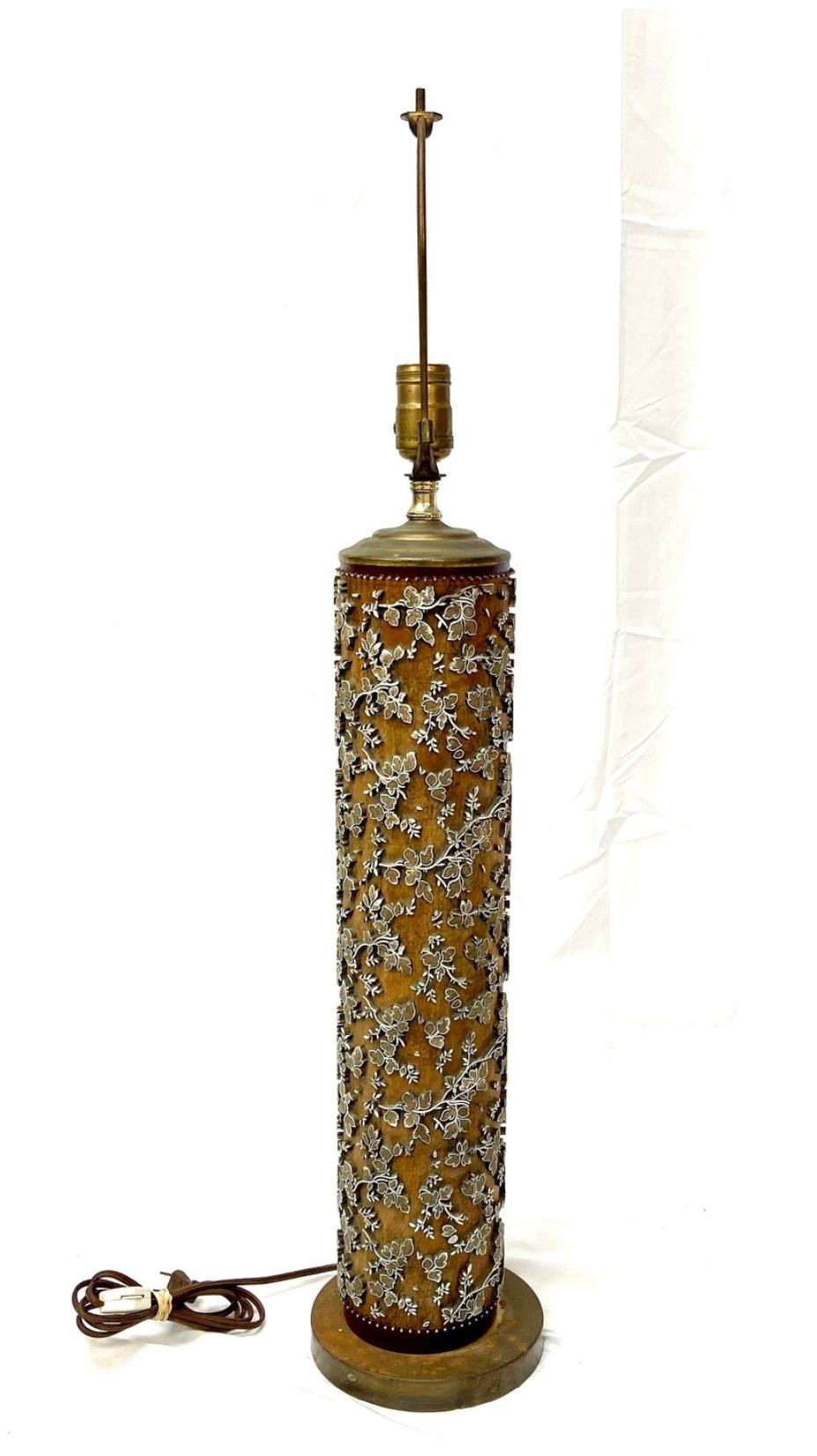 20ième siècle Lampe de bureau unique fabriquée à partir d'un rouleau de papier peint en bois en vente