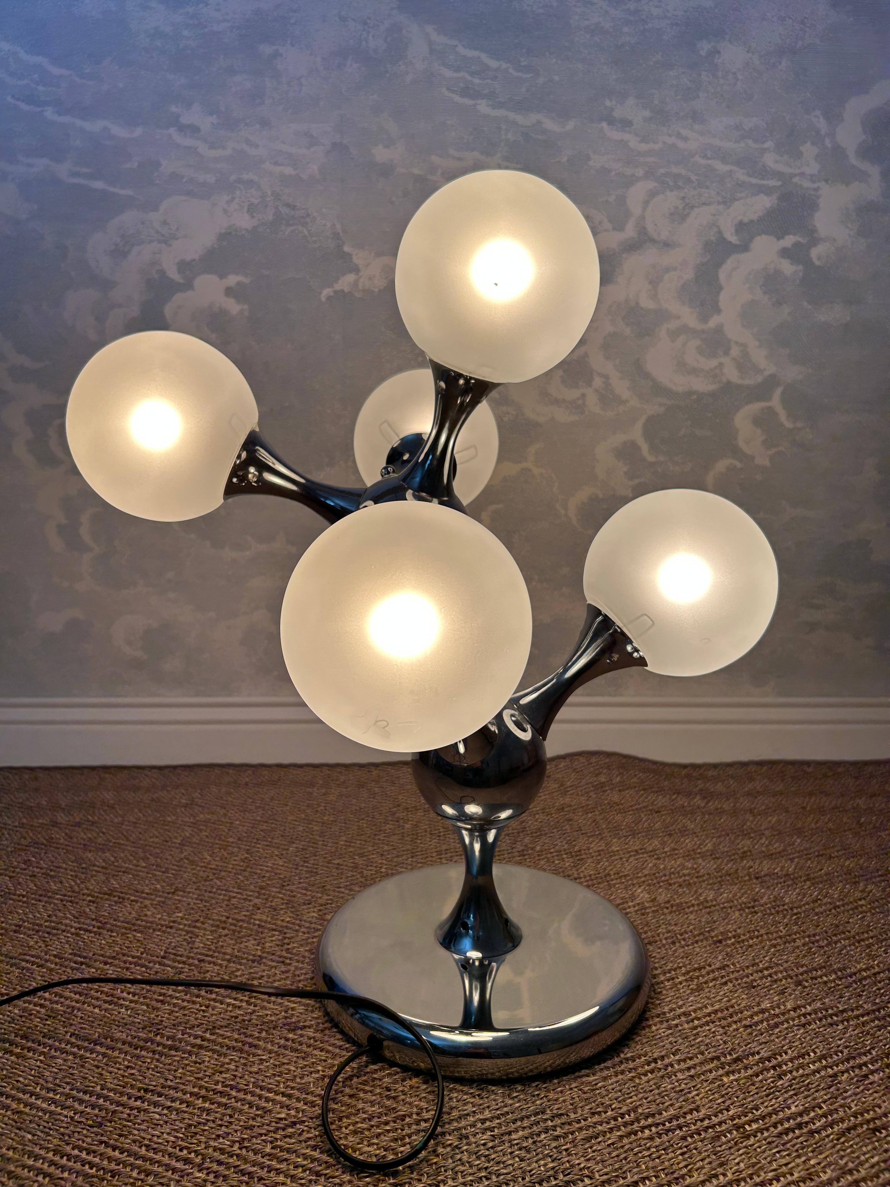 Ère spatiale Lampe de table unique avec cadre chromé et globes en verre opaque, années 1970 en vente