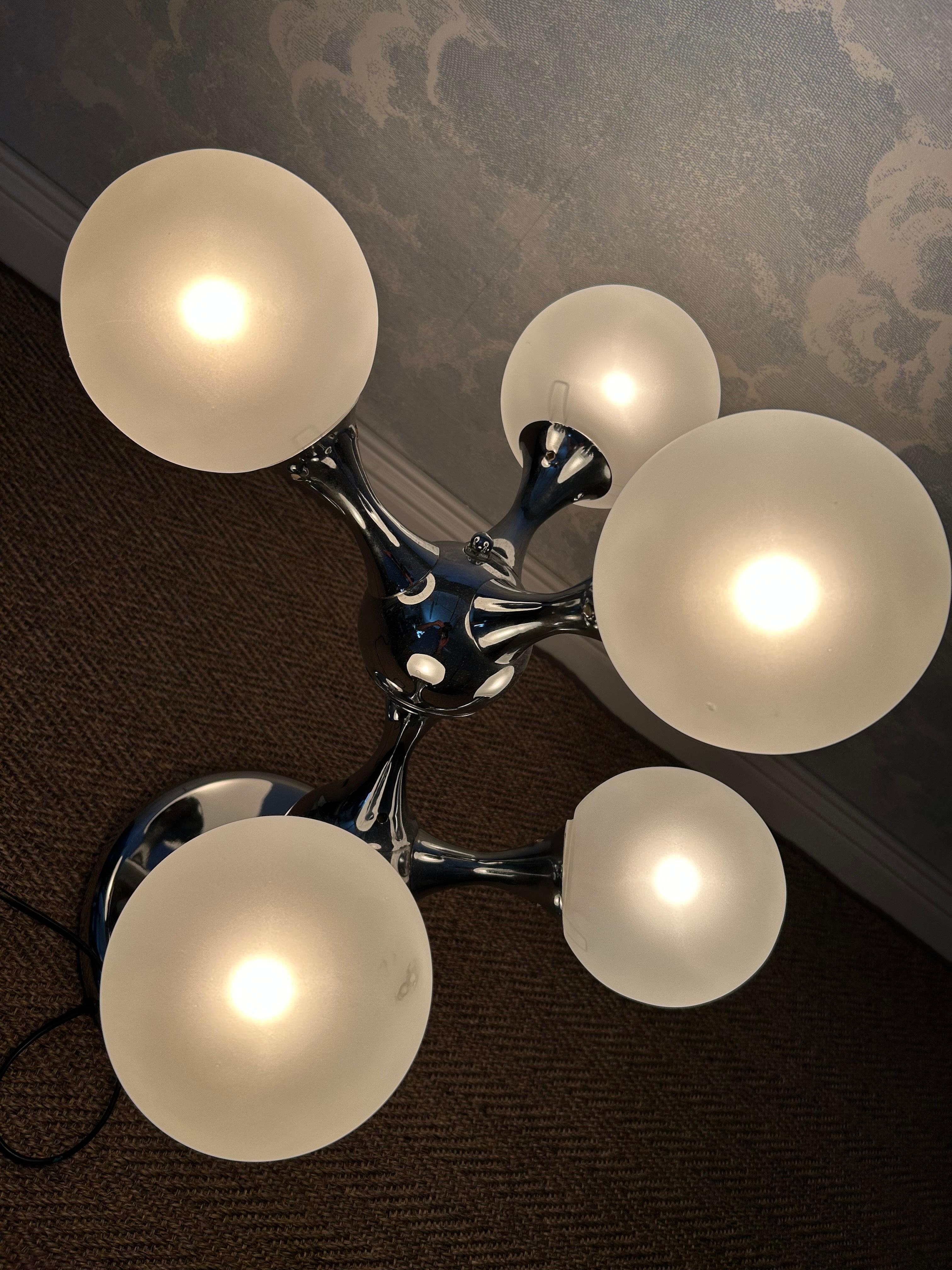 Européen Lampe de table unique avec cadre chromé et globes en verre opaque, années 1970 en vente