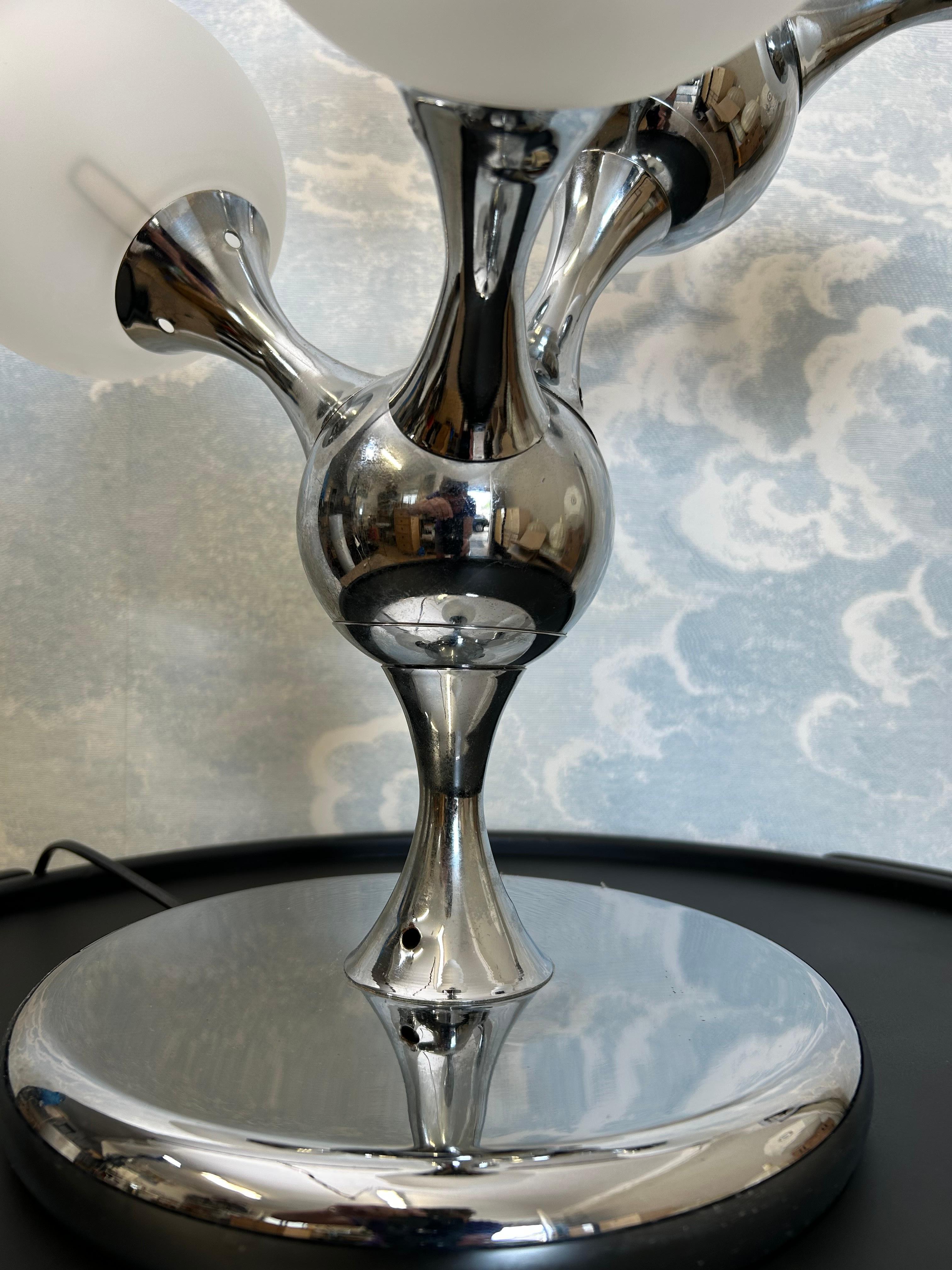 Lampe de table unique avec cadre chromé et globes en verre opaque, années 1970 Bon état - En vente à Cork, IE
