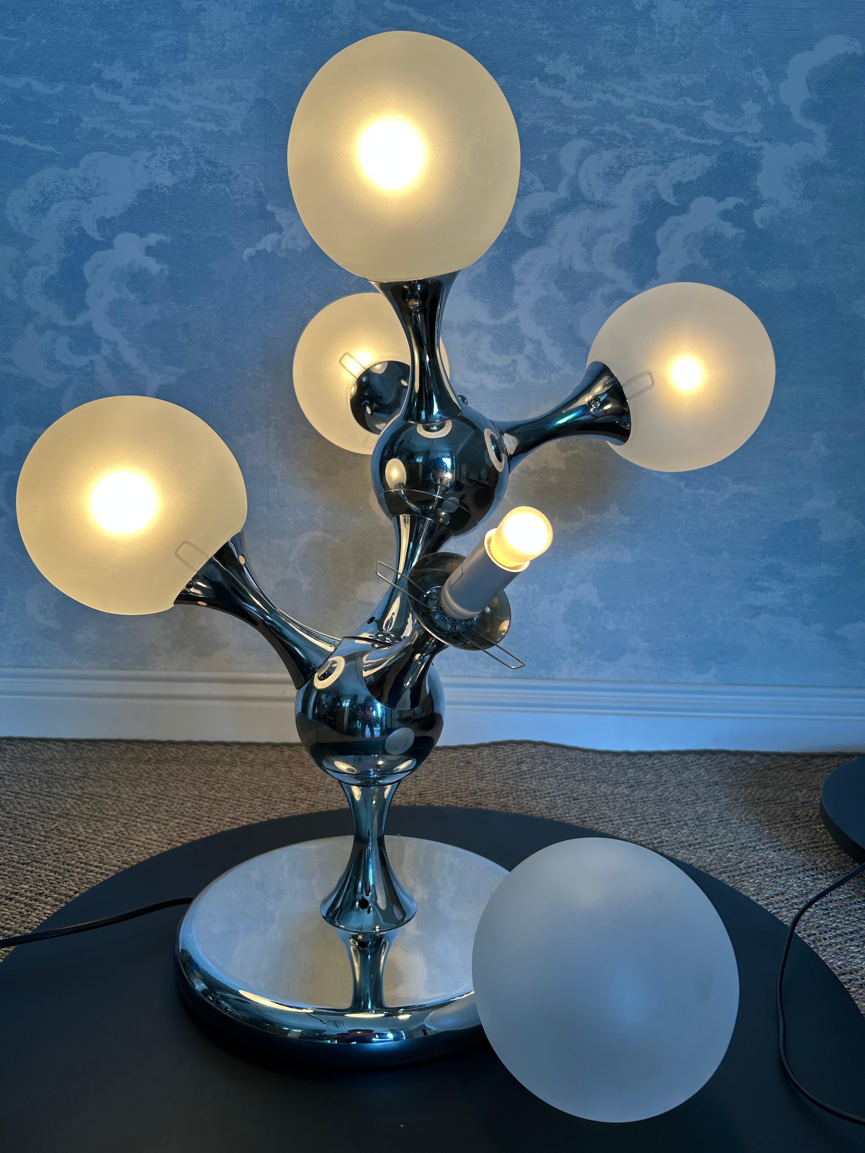Fin du 20e siècle Lampe de table unique avec cadre chromé et globes en verre opaque, années 1970 en vente