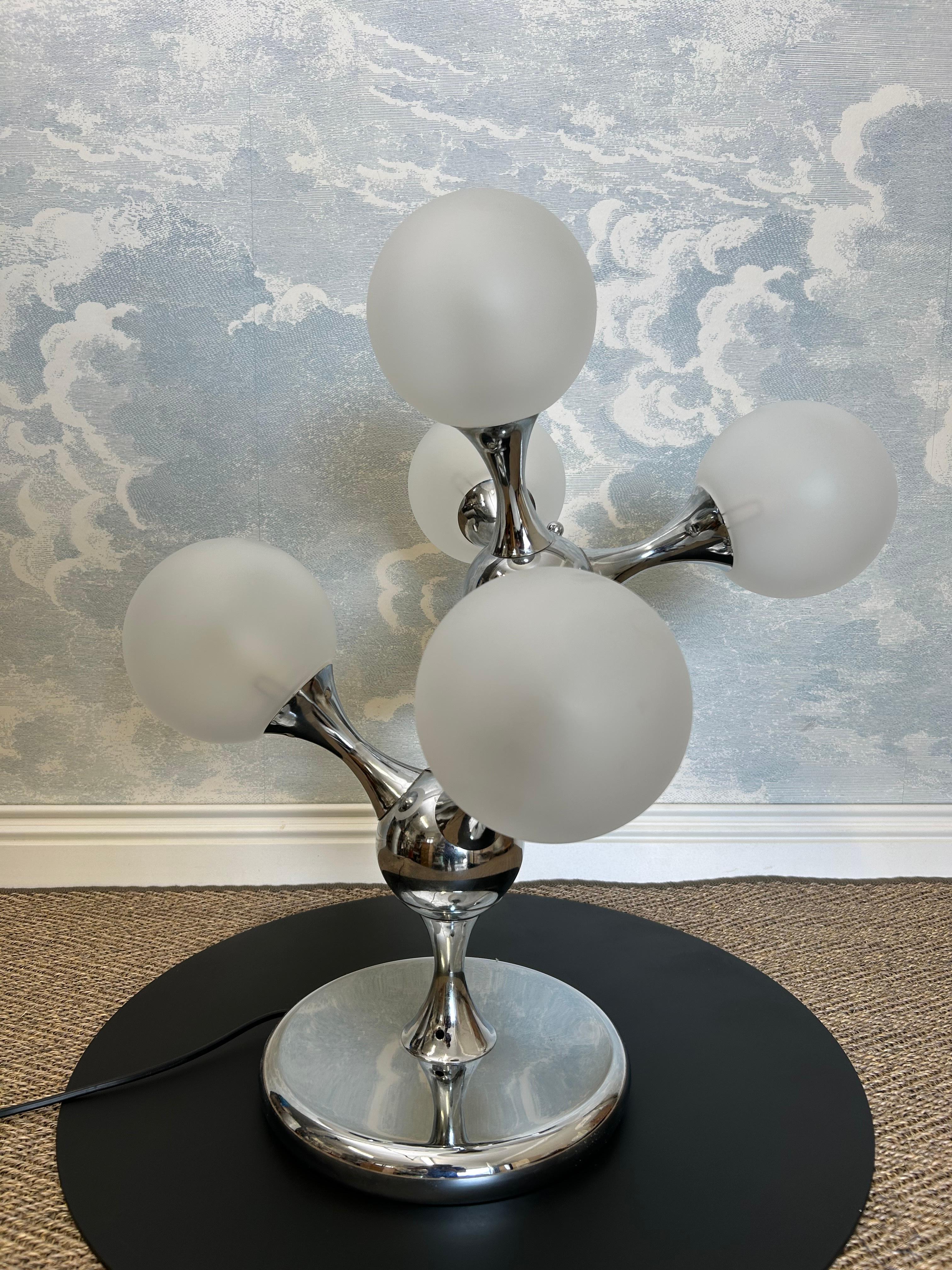 Verre Lampe de table unique avec cadre chromé et globes en verre opaque, années 1970 en vente