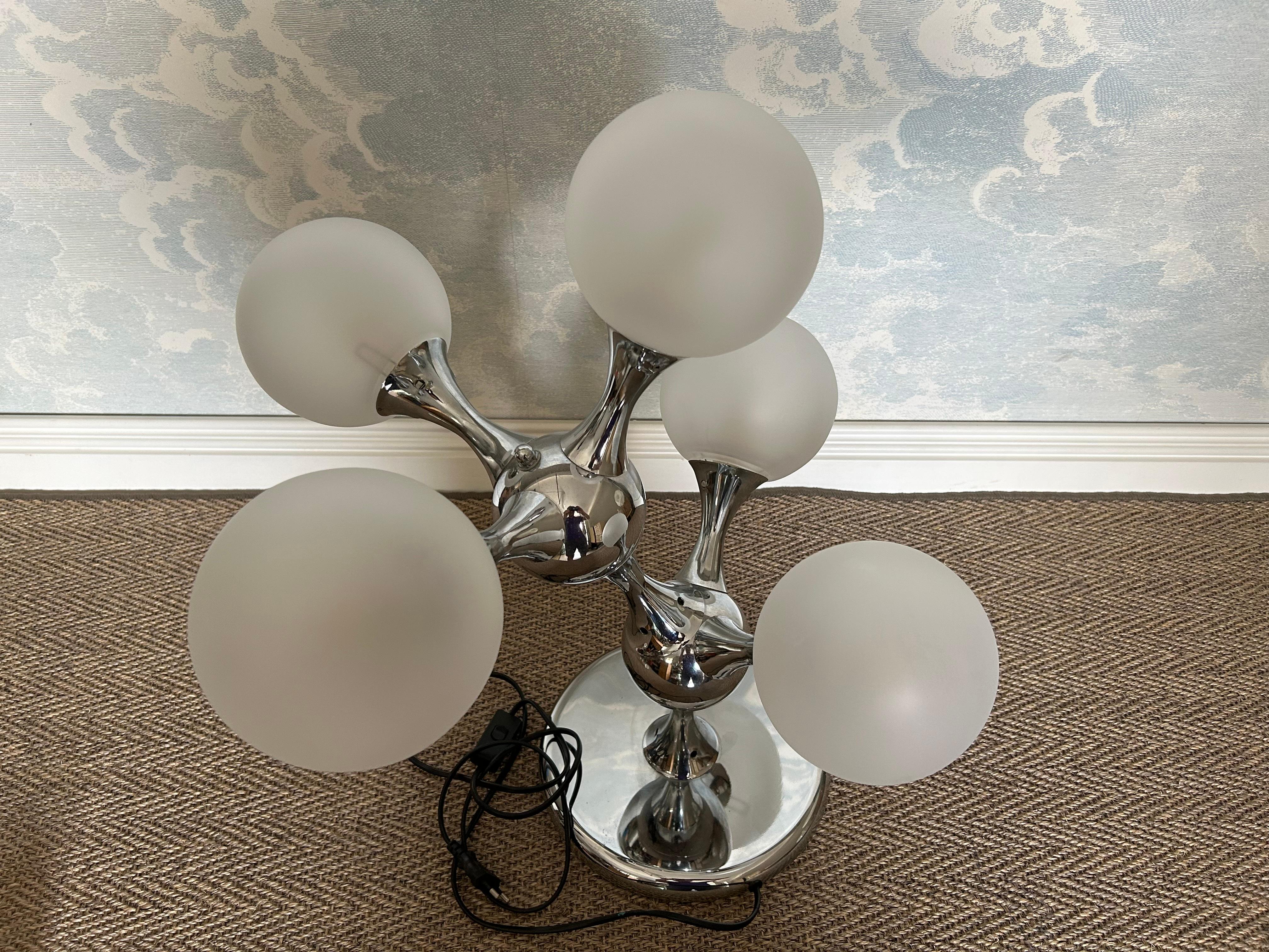 Lampe de table unique avec cadre chromé et globes en verre opaque, années 1970 en vente 1