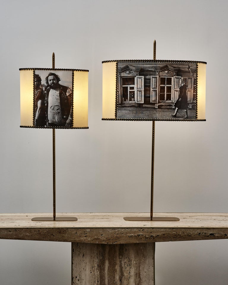 Exceptional pair of table lamps in brass with shades in parchment with Italian scenes, and leather wire.
Signed and numbered pieces by the artist Diego M.
Italy, 2018

Dimensions:
- 34 x 16 x H 85 cm
- 53 x 23 x H 90 cm.