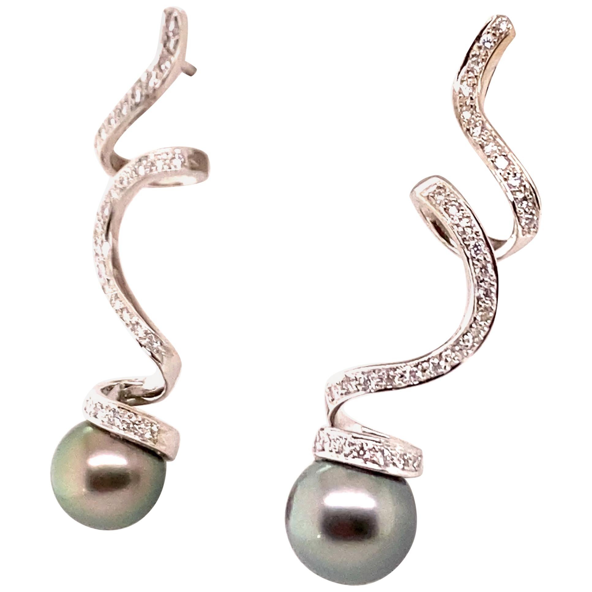 Clous d'oreilles uniques en or blanc 18 carats avec perles de culture de Tahiti et diamants en vente