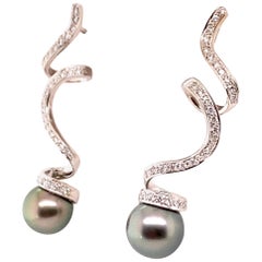Clous d'oreilles uniques en or blanc 18 carats avec perles de culture de Tahiti et diamants