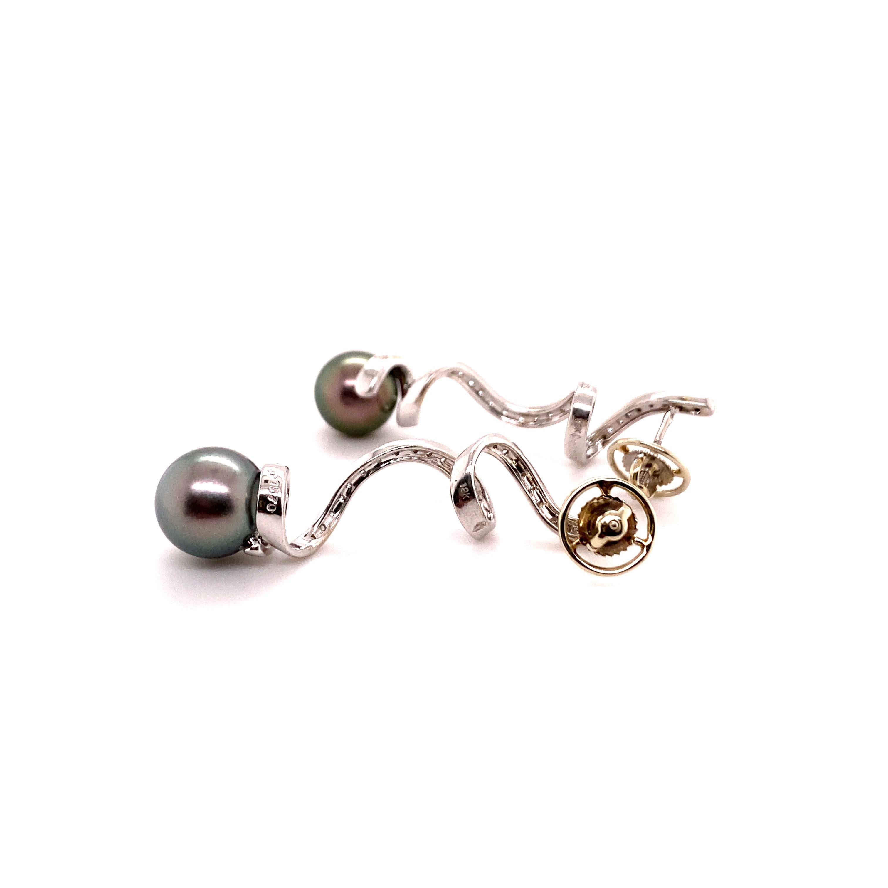 Unique Tahitian Cultured Pearl and Diamond Ear Studs in 18 Karat White Gold In Good Condition For Sale In Lucerne, CH