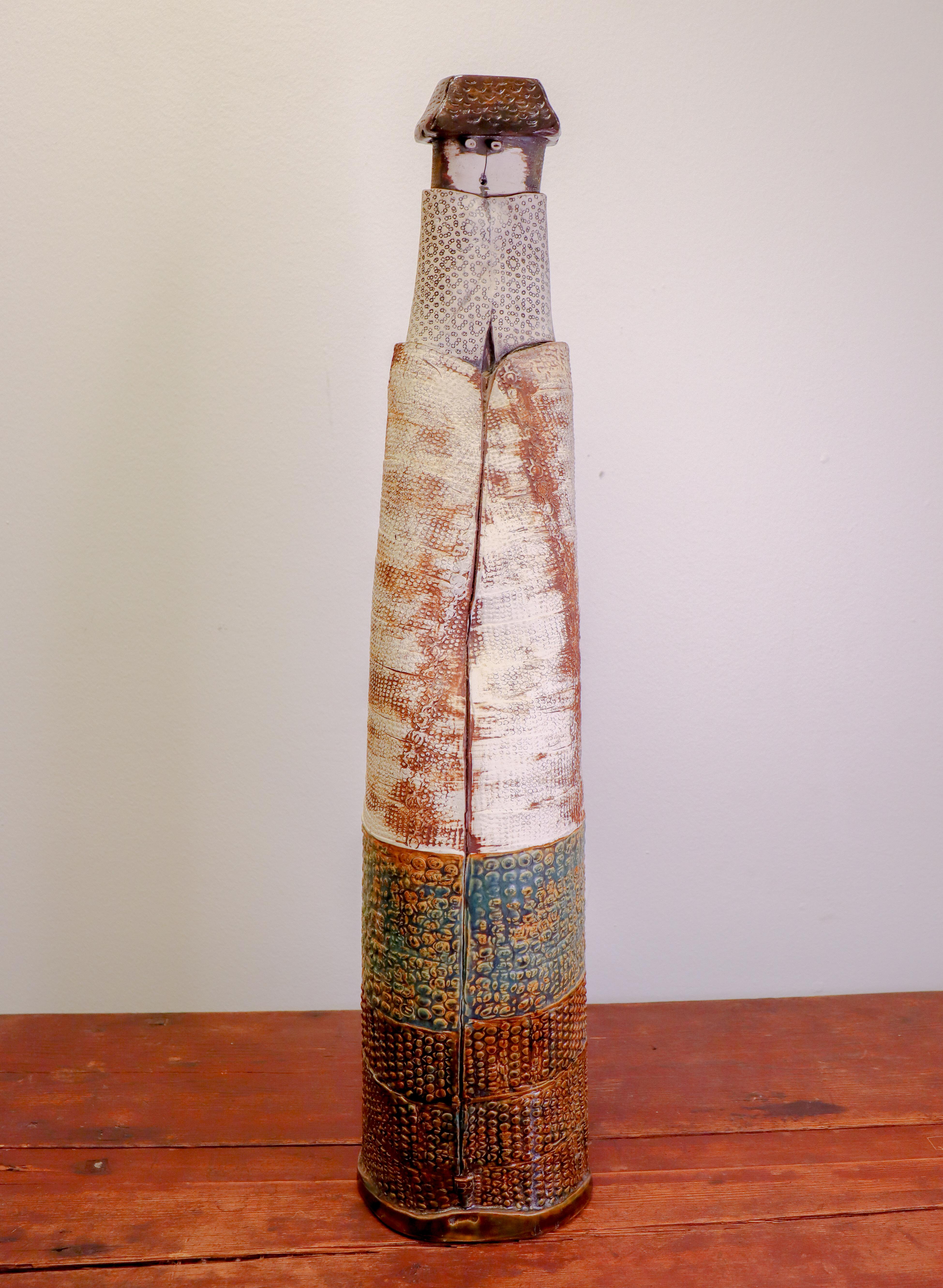 Una escultura única de Bengt Berglund, del estudio Gustavsbergs de Suecia, diseñada en 1963 para la exposición inaugural de los grandes almacenes PUB de Estocolmo. La escultura mide 72 cm de altura y 16 cm de diámetro en la base. Lleva una incisión