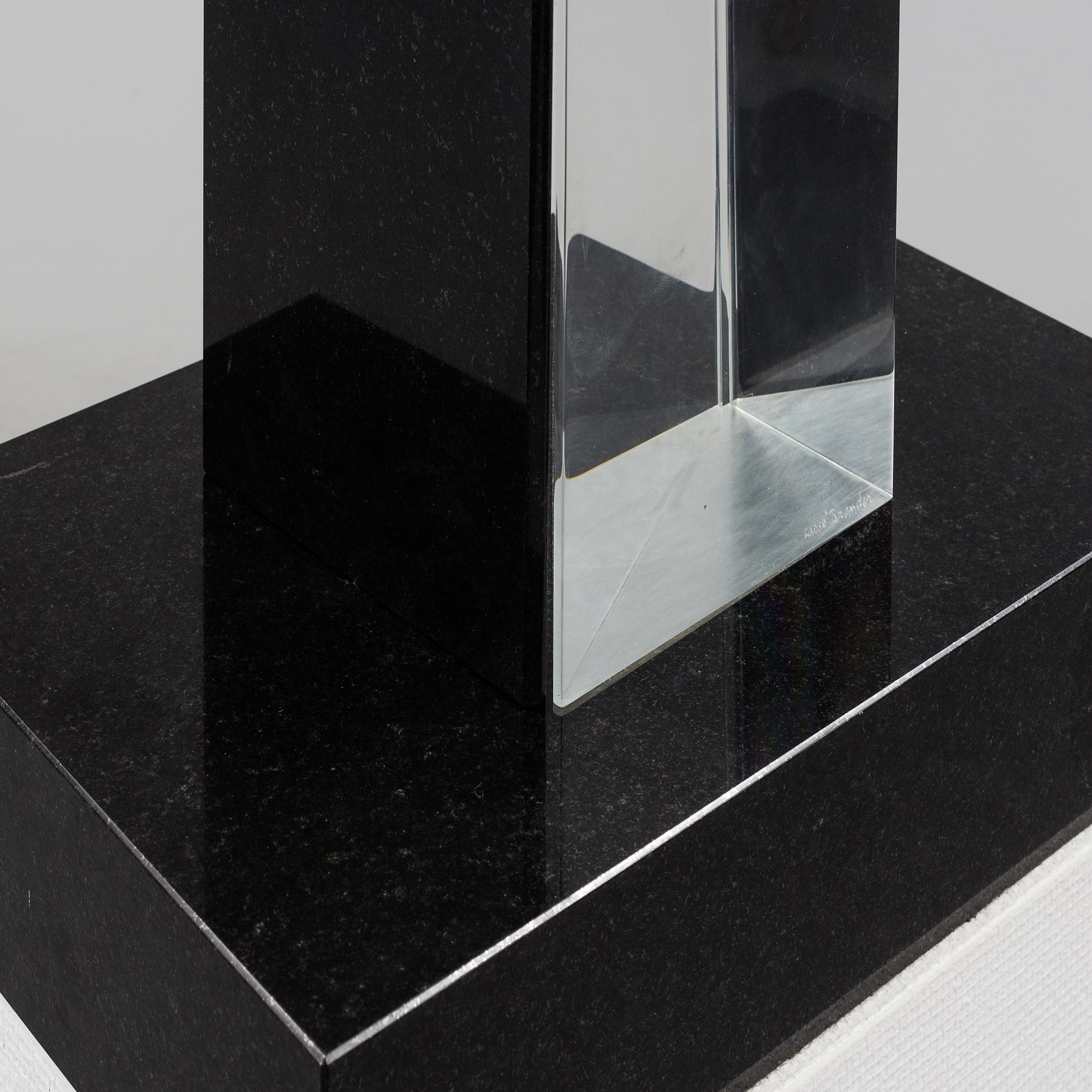 Pièce unique  Sculpture des années 1980 par  L'artiste suédois Lasse Brander (1930-2 008)

Un verre et une pierre impressionnants  sculpture sur piédestal Hauteur totale 172 cm ( 67,7 inches) composée de 2 