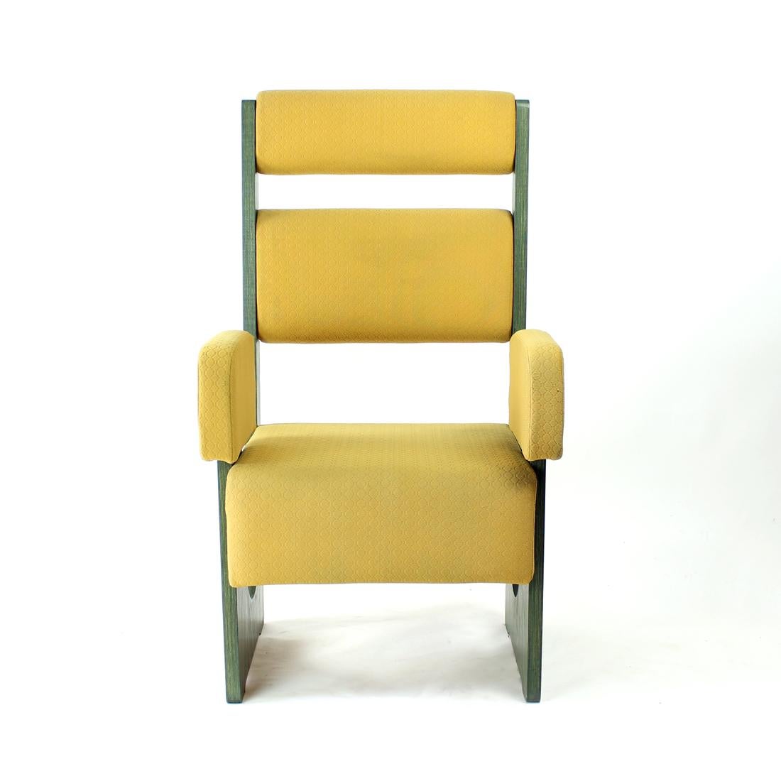 Es un sillón maravilloso y único. Producido en Checoslovaquia en la década de 1980. No pudimos encontrar al diseñador. Sin embargo, la silla es bastante sorprendente. Producida como una silla alta con un gran carácter y diseño funky. La silla tiene