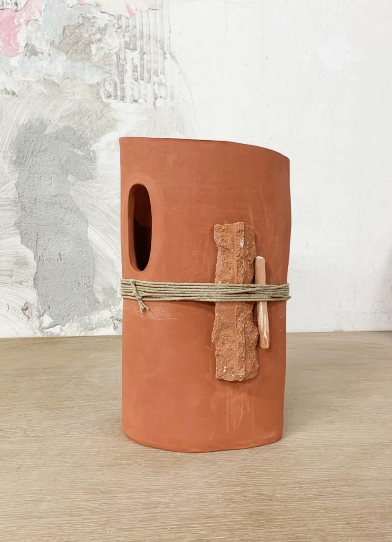 Vaso scultura unico Tatemono_hydra_01 di Emmanuelle Roule
Pezzo unico
Dimensioni: L 20 x H 42 cm
Materiali: Terracotta, corda di canapa naturale

Un pezzo unico fatto a mano in terracotta, un pezzo di mattone e una corda di canapa naturale. Con