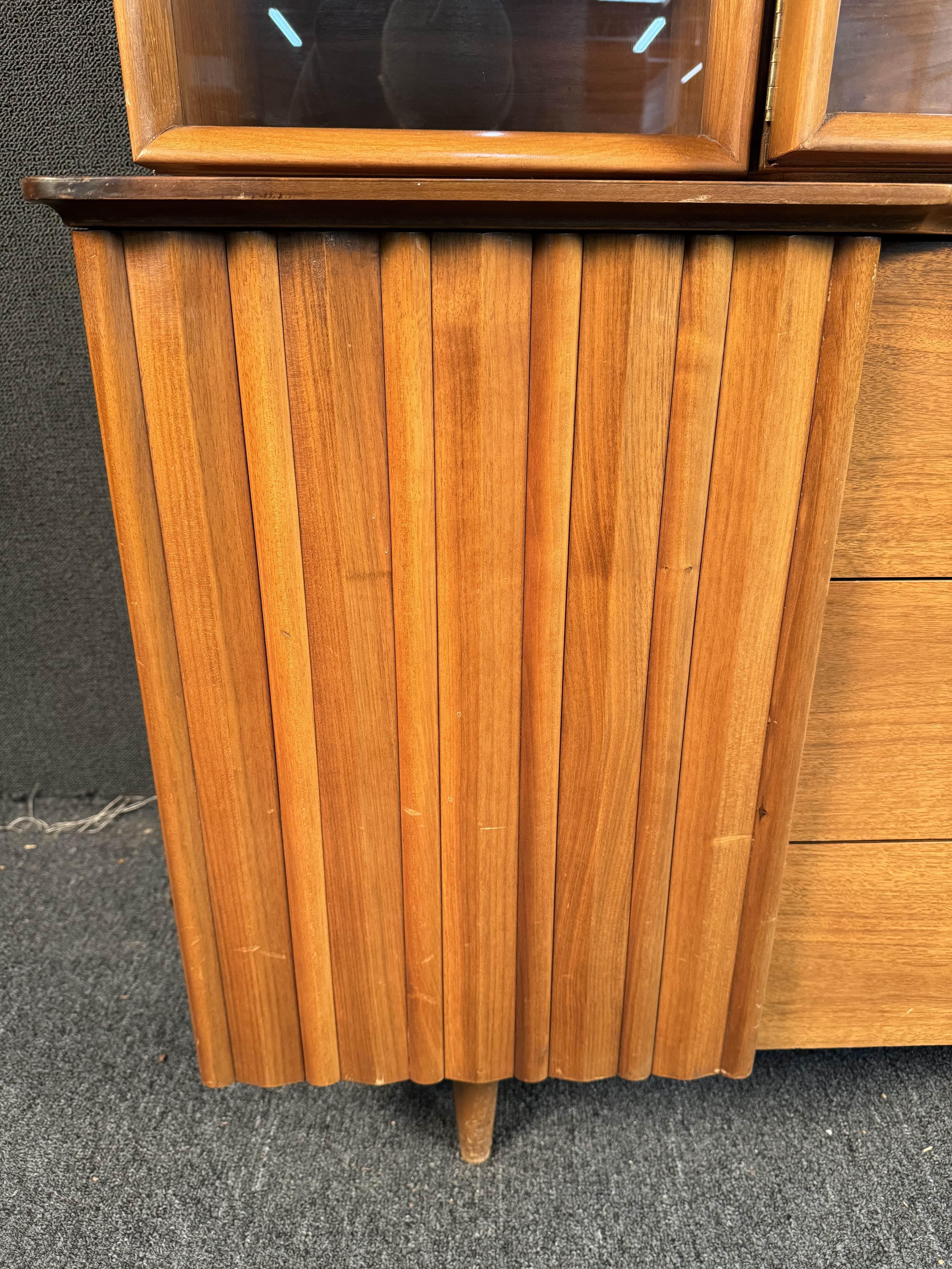 Young Manufacturing Mid-Century Walnut Sideboard and Hutch For Sale 3