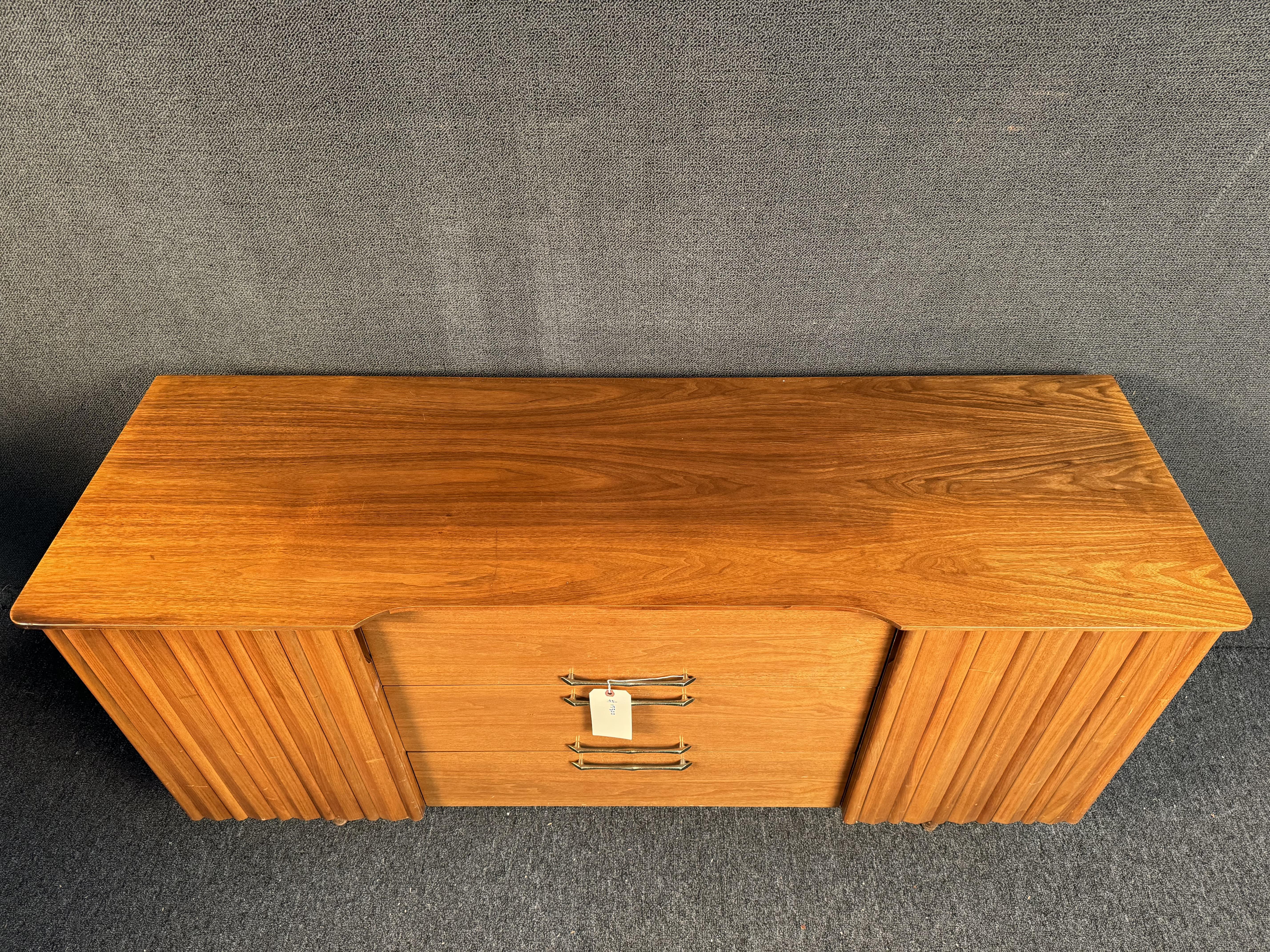 Young Manufacturing Mid-Century Walnut Sideboard and Hutch For Sale 6