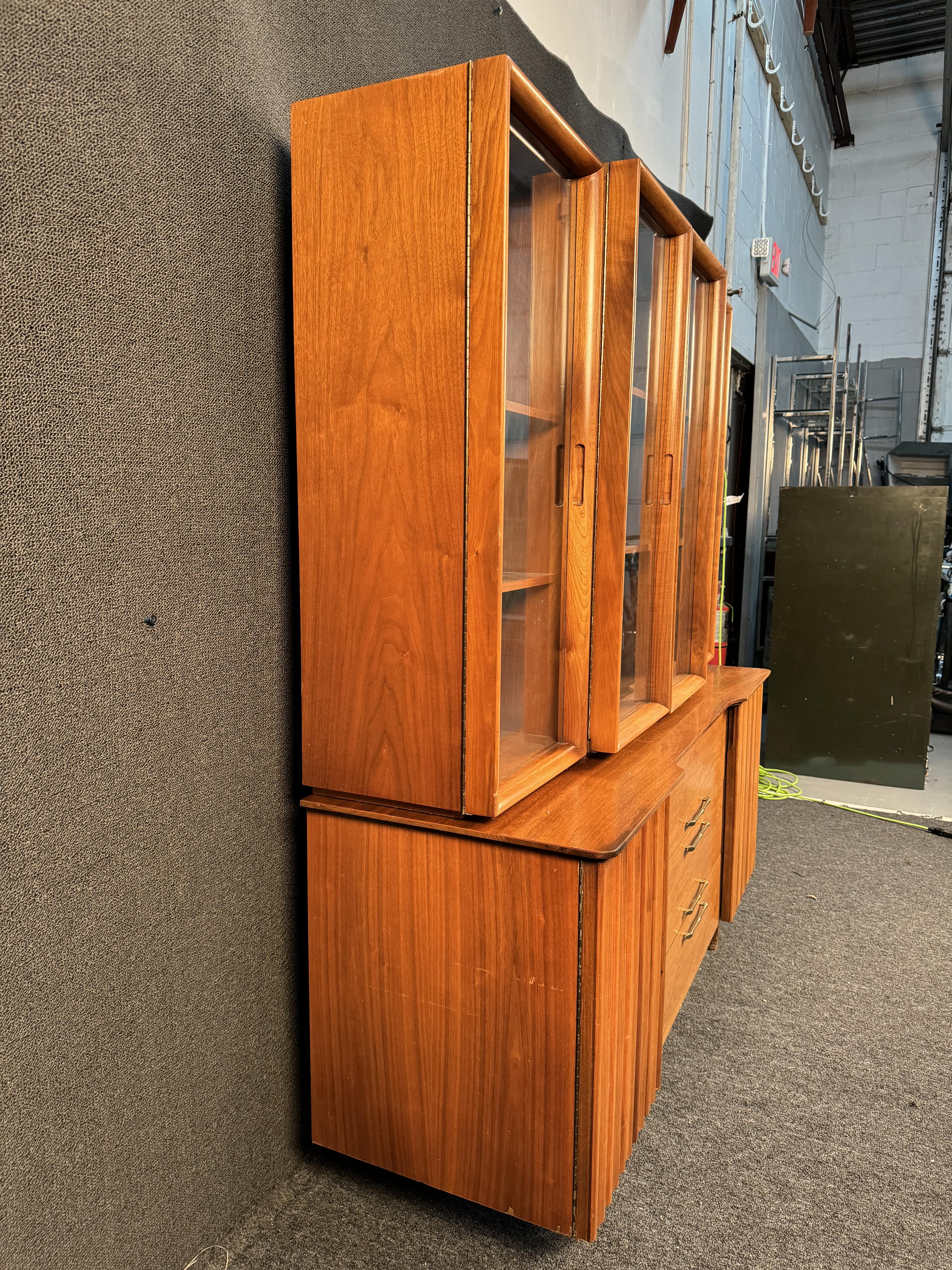 Mid-Century Modern Young Manufacturing Mid-Century Walnut Sideboard and Hutch For Sale