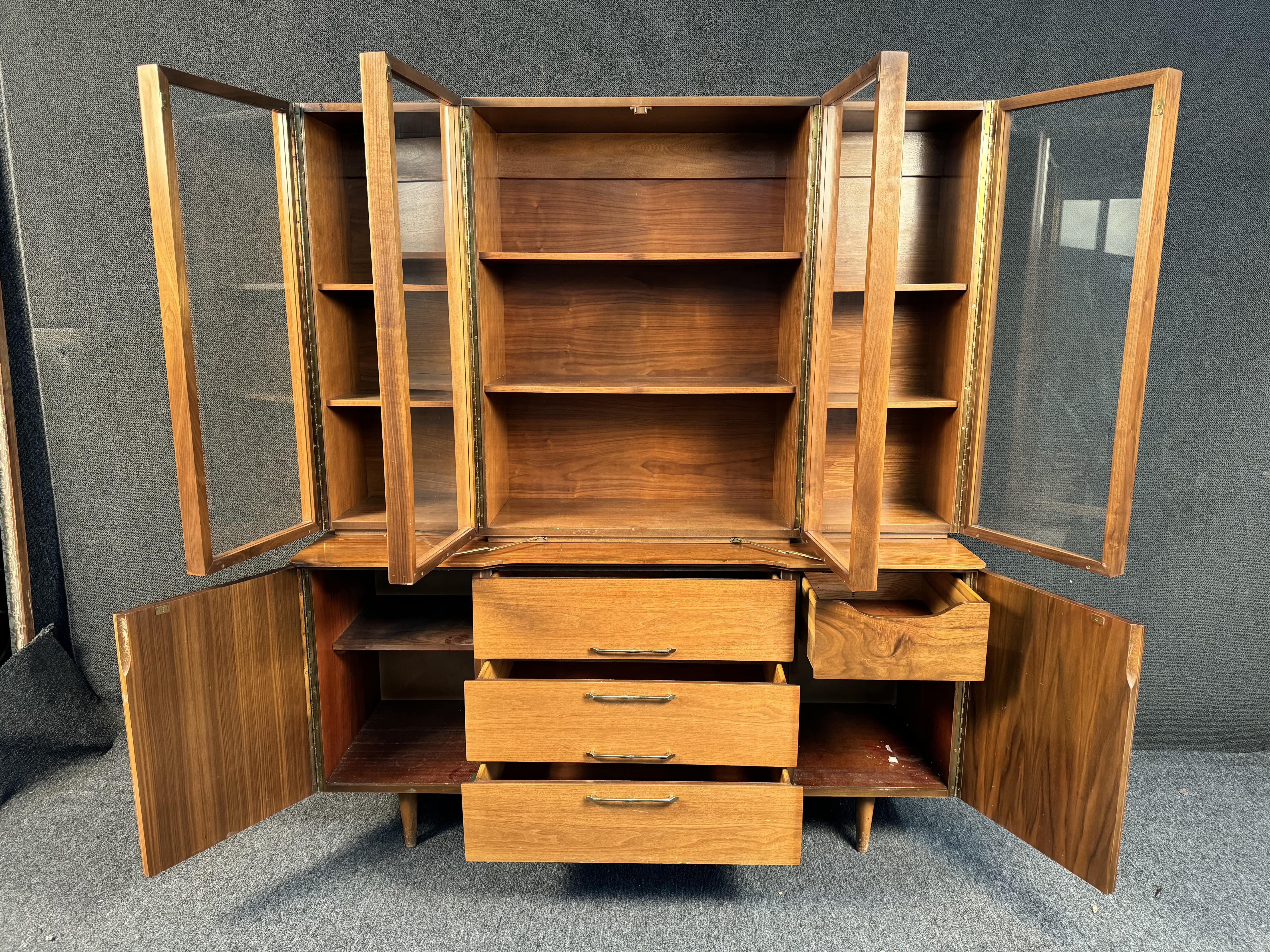 Young Manufacturing Mid-Century Walnut Sideboard and Hutch In Good Condition For Sale In Brooklyn, NY