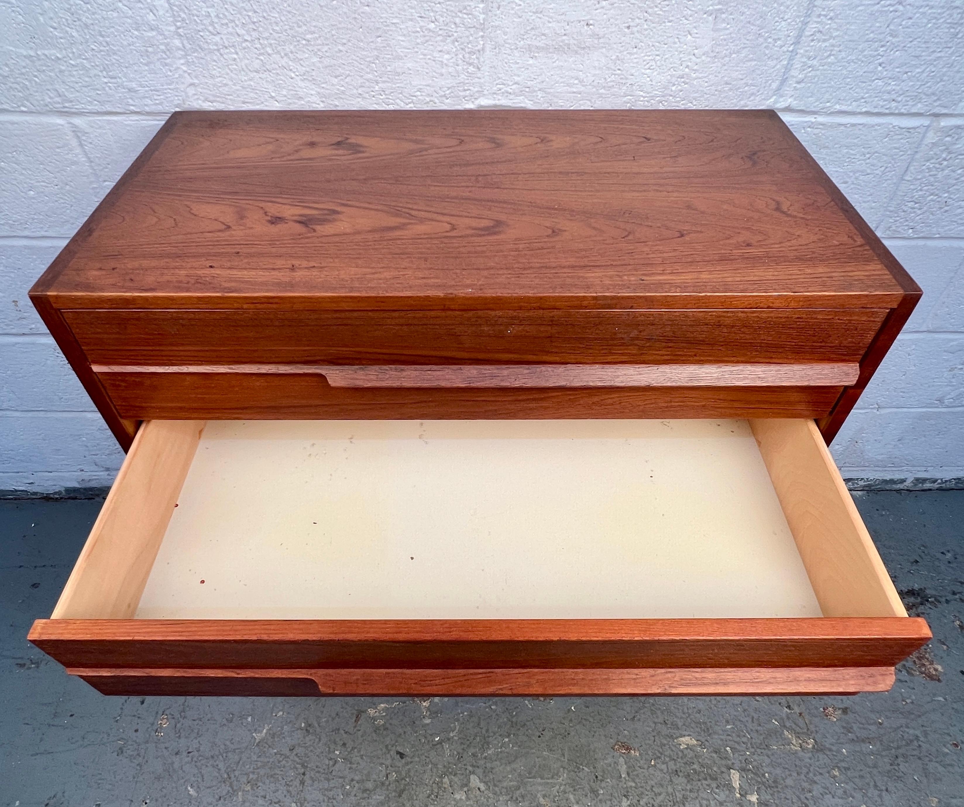 Cassettone danese di metà secolo in teak, unico nel suo genere in vendita 3