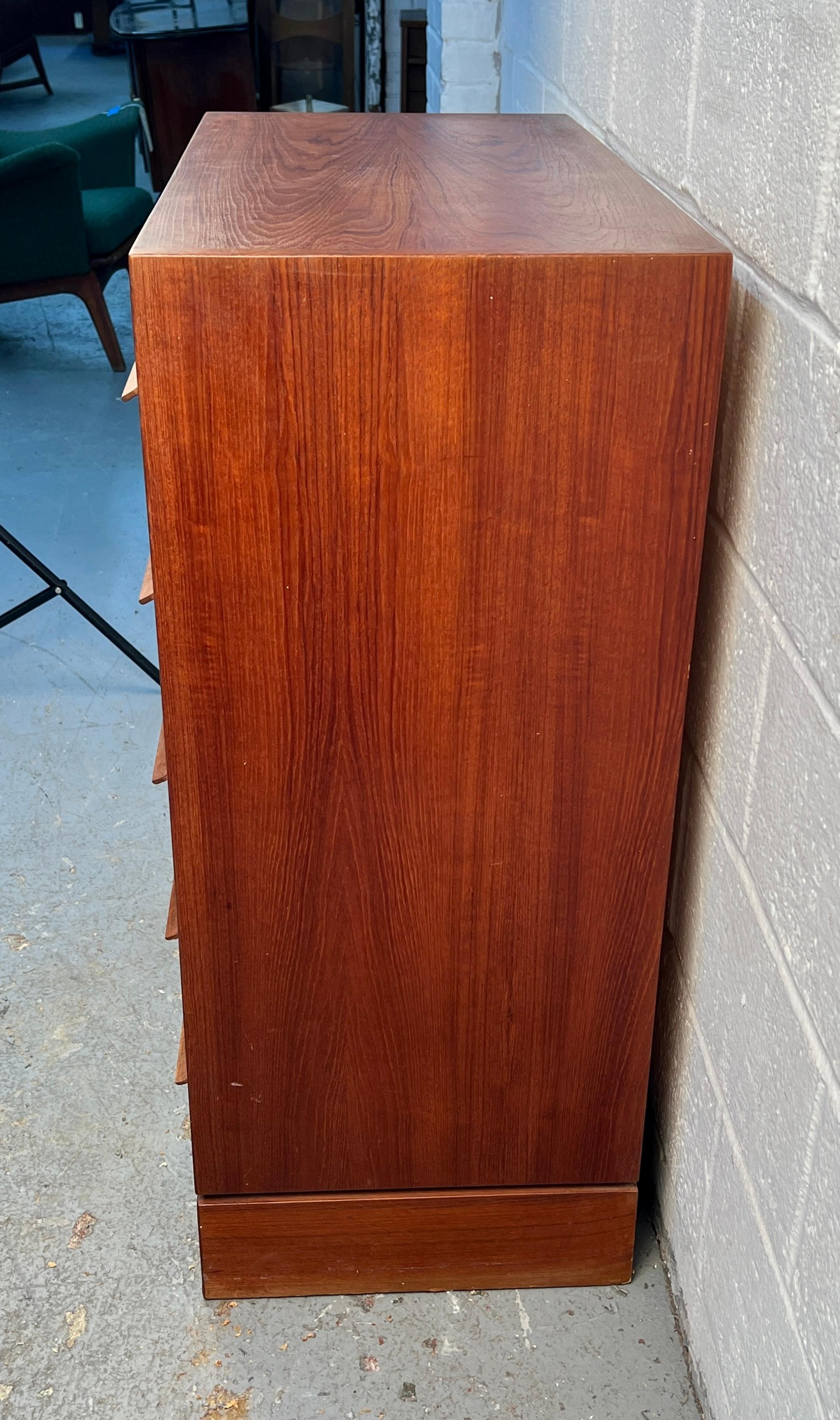 Cassettone danese di metà secolo in teak, unico nel suo genere in vendita 4