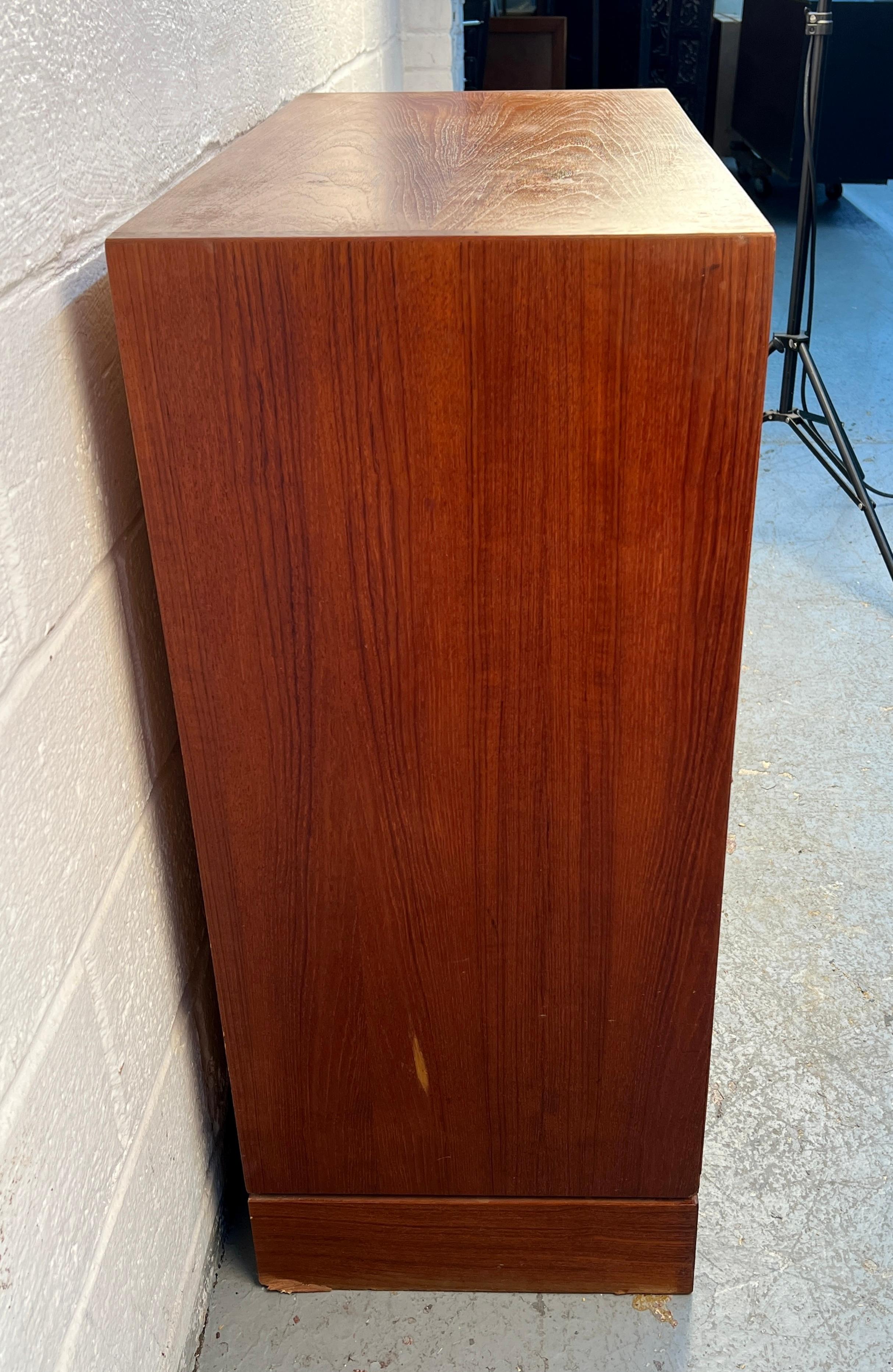 Cassettone danese di metà secolo in teak, unico nel suo genere in vendita 5