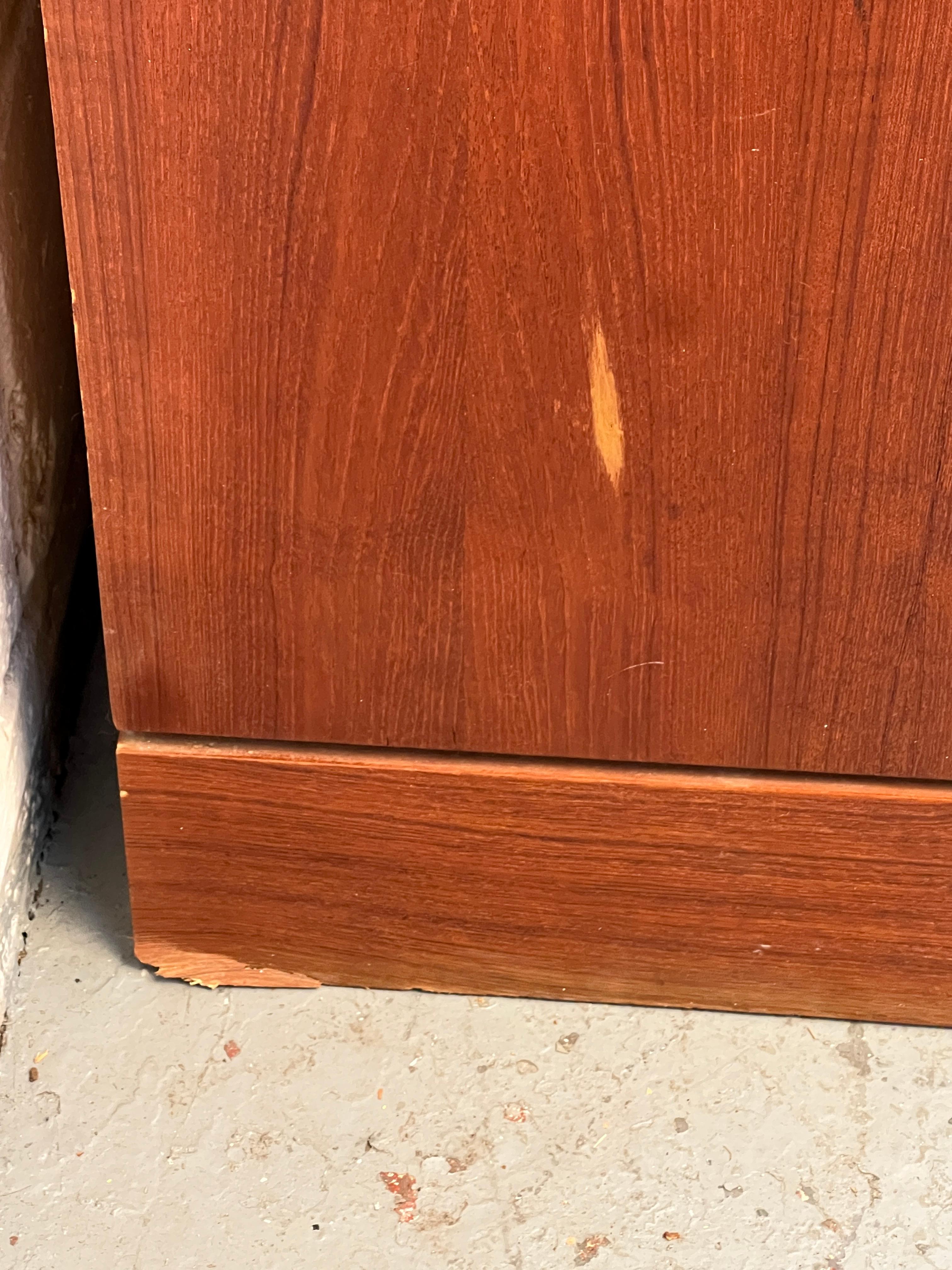 Cassettone danese di metà secolo in teak, unico nel suo genere in vendita 6