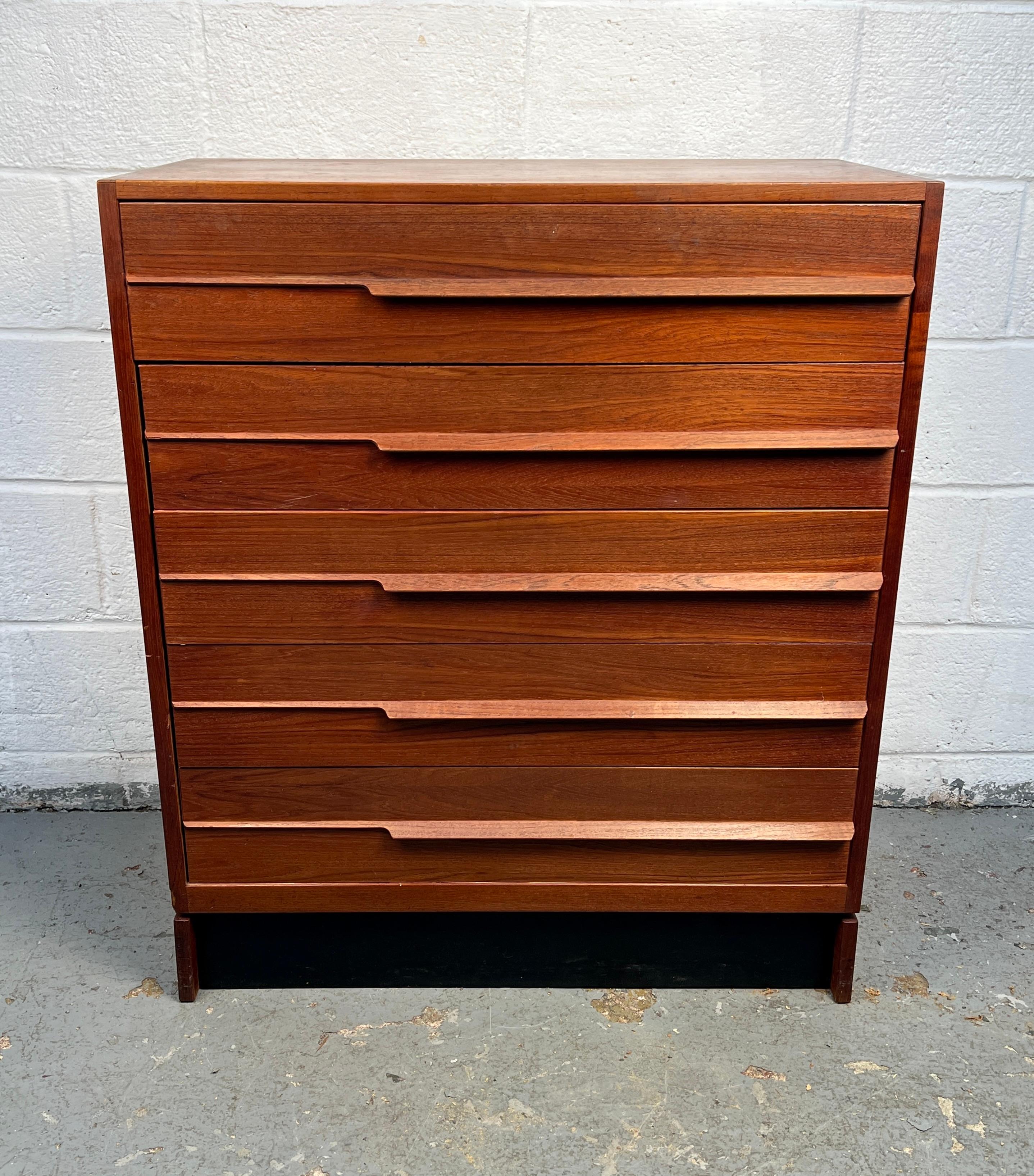 Elegante comò di metà secolo realizzato in ricco teak danese, con una forma affusolata e calde venature naturali. Progettato per essere bello e funzionale, offre un ampio spazio di archiviazione e incarna la raffinata semplicità del design moderno