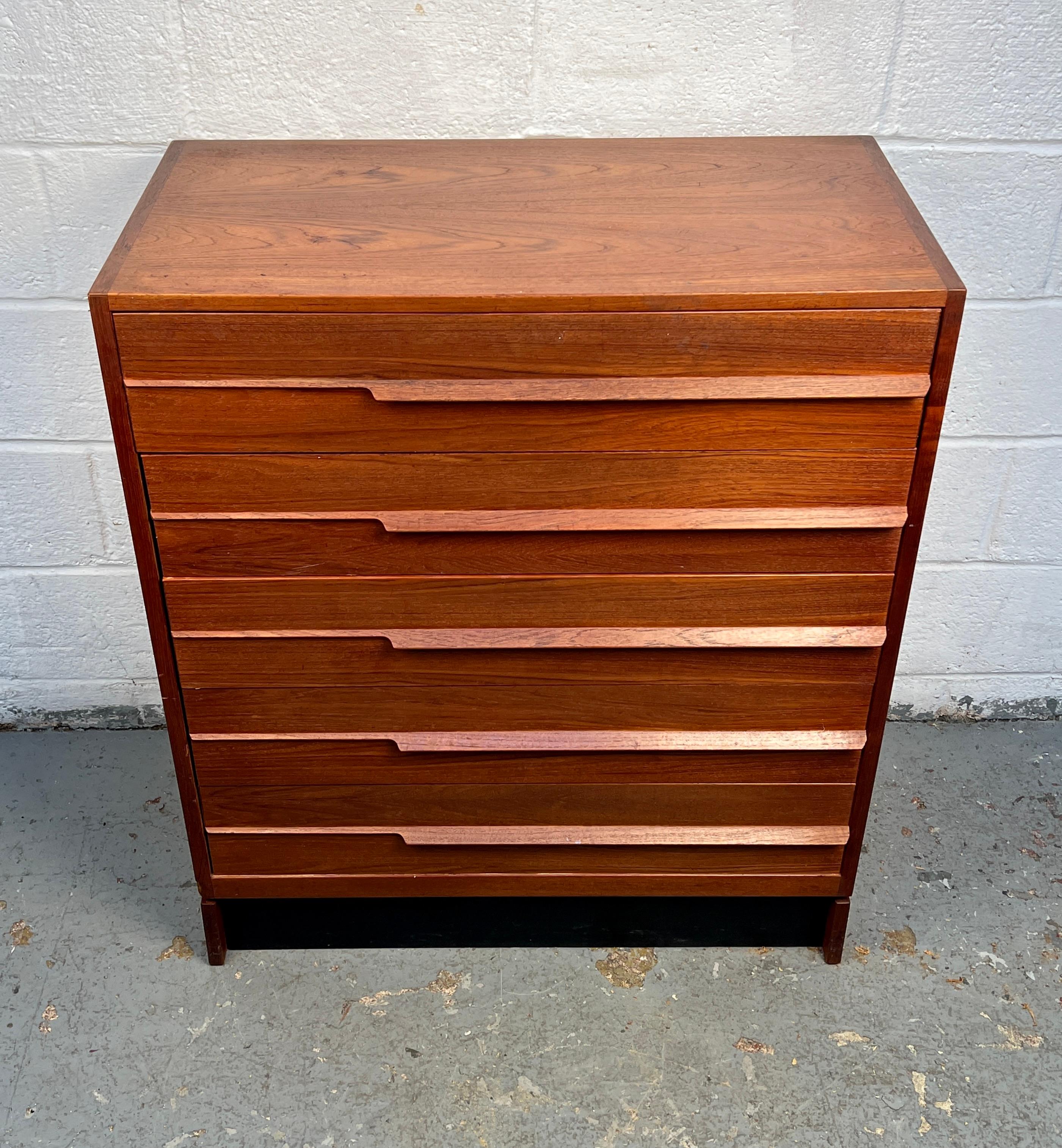 Mid-Century moderno Cassettone danese di metà secolo in teak, unico nel suo genere in vendita