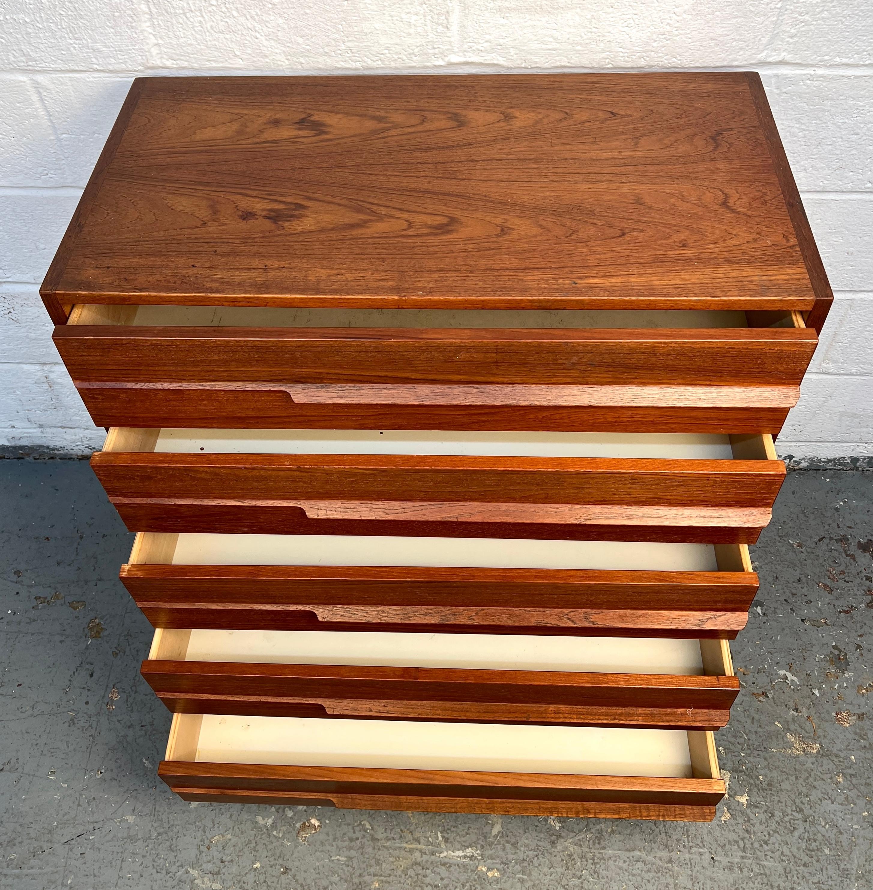 Cassettone danese di metà secolo in teak, unico nel suo genere in vendita 1