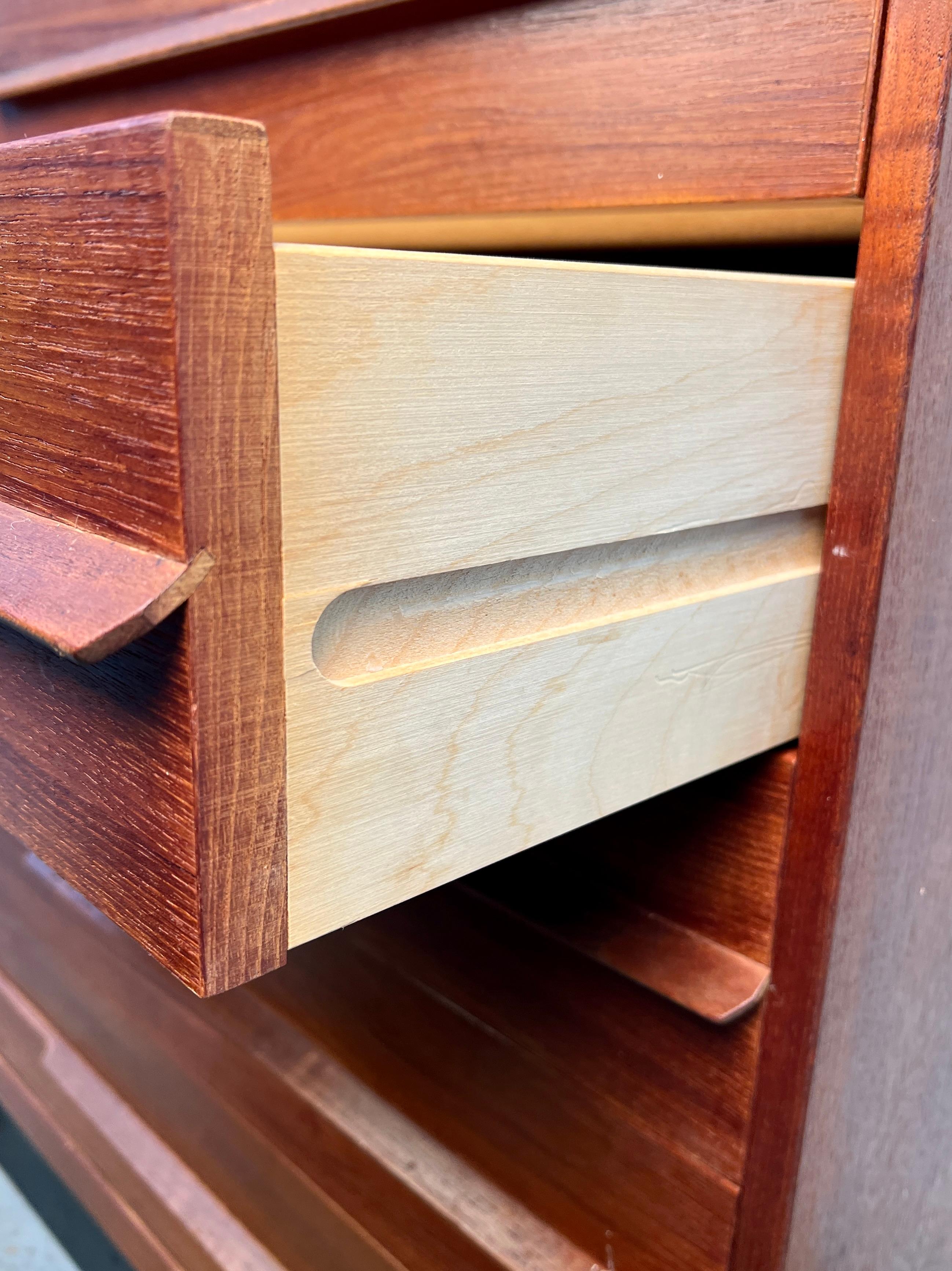 Cassettone danese di metà secolo in teak, unico nel suo genere in vendita 2