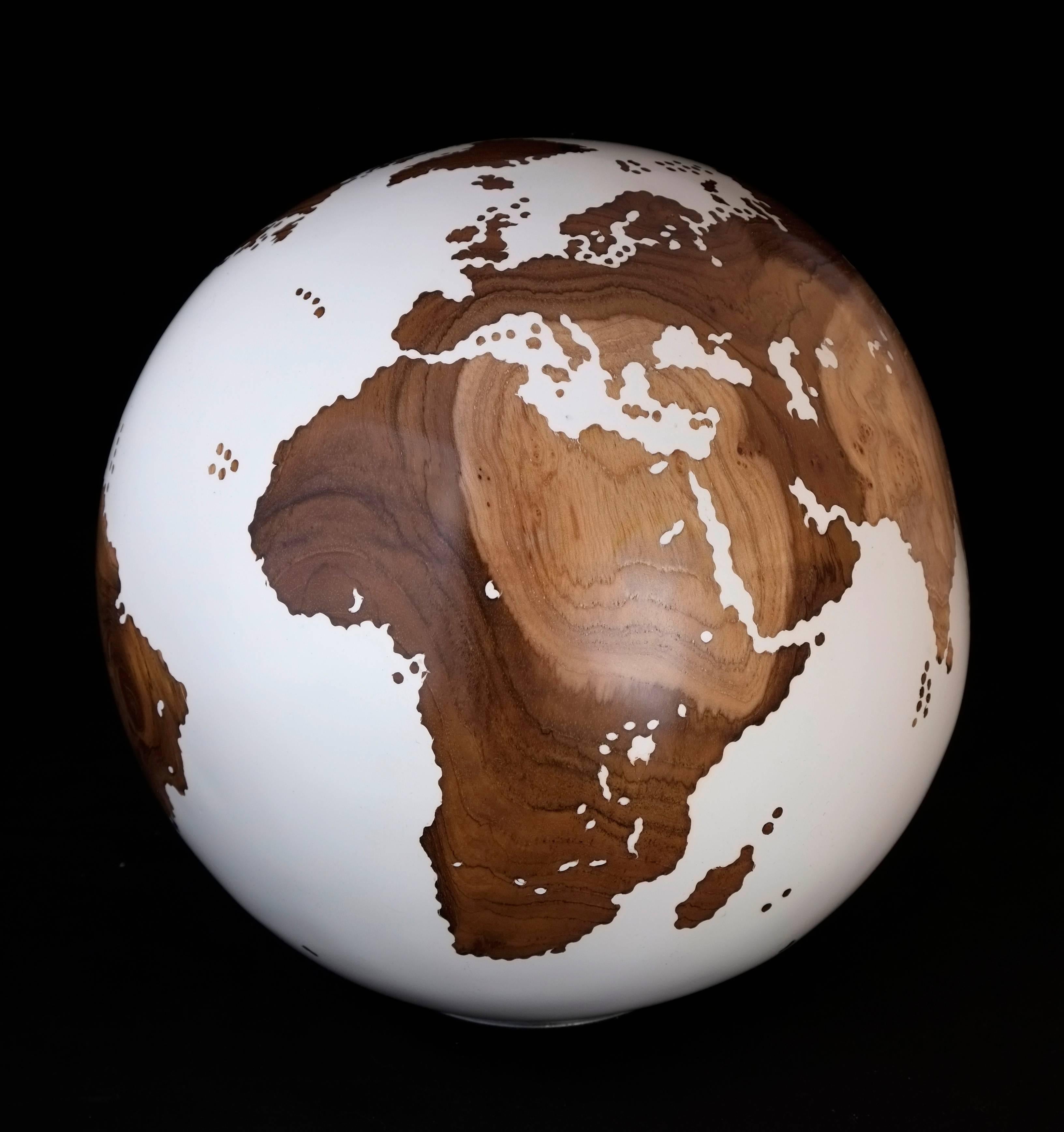 Unique hand-carved wooden globe made of reclaimed teak root with classic acrylic white resin finishing. 
The continent parts show magnificent natural textures of the wood's layers.

Dimension: 9.84 inches / 25 cm
Materials: Reclaimed teak root,