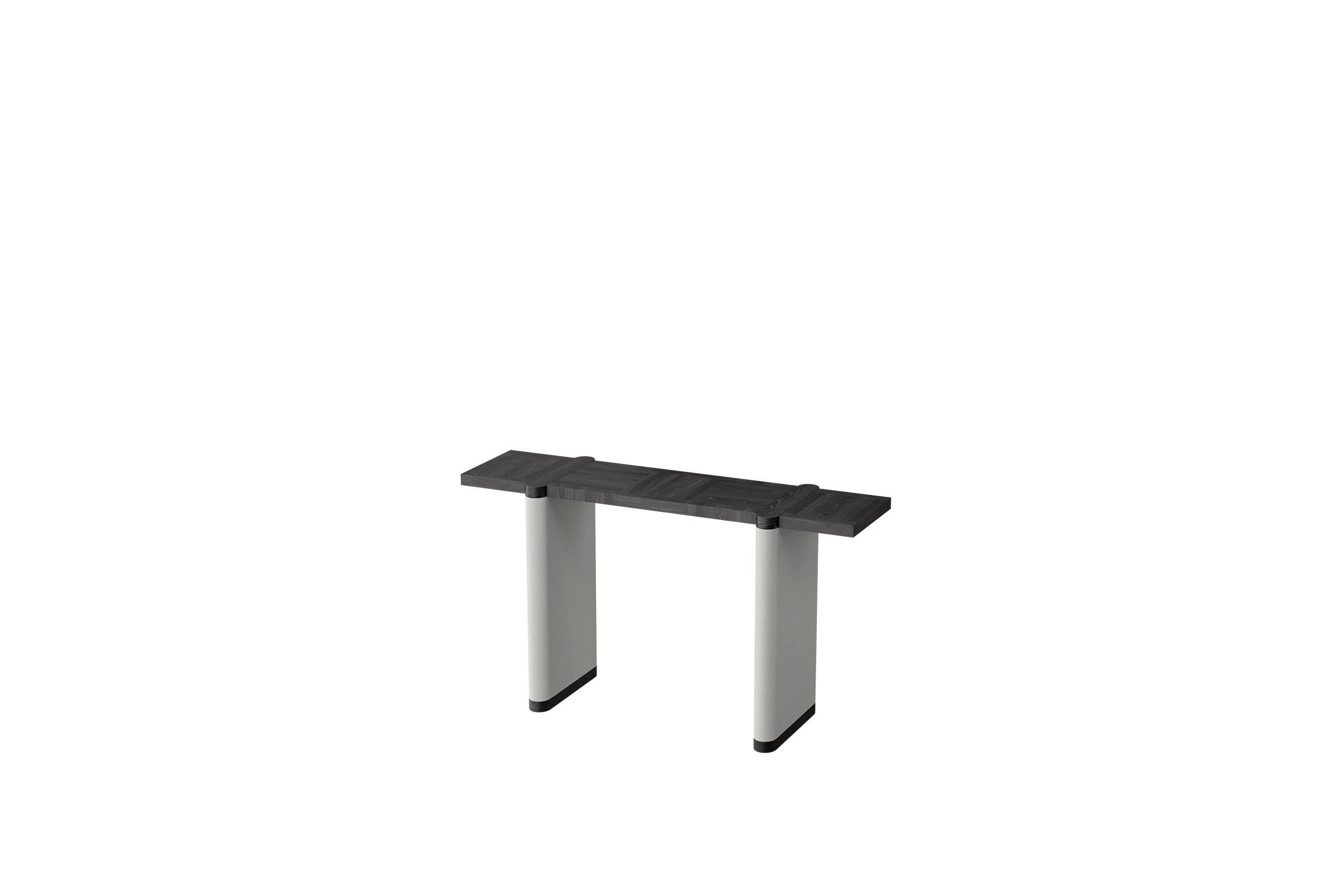 Italiano Console da scrivania con piano in Oak nero e base in finitura bianca di Ultramobili in vendita