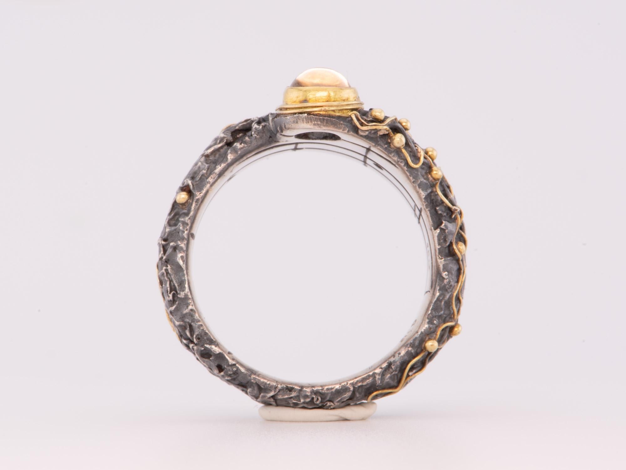 Einzigartiger strukturierter breiter Ring mit Mondstein und Diamanten aus Sterlingsilber 18K Gold R6645 (Ungeschliffen) im Angebot